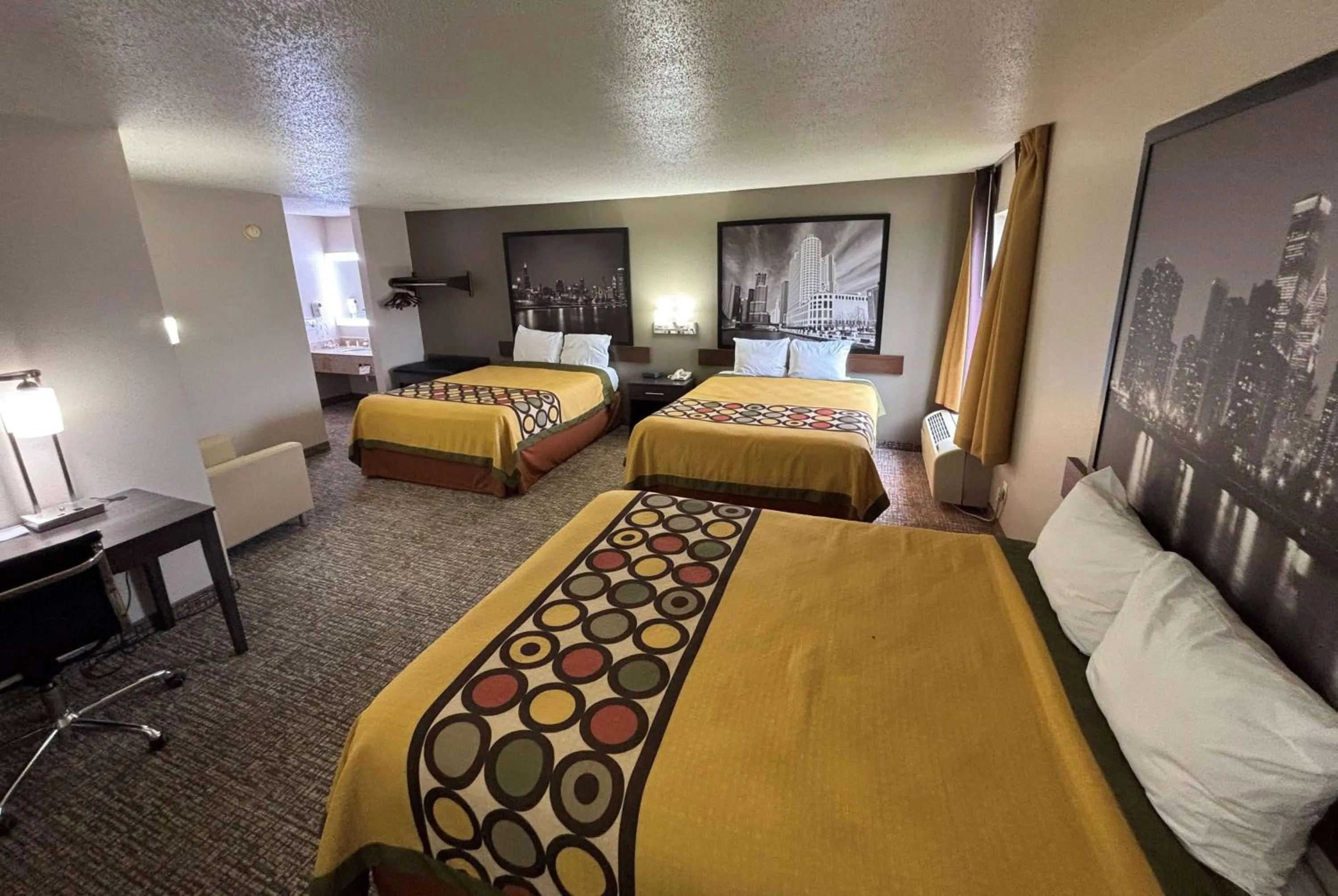 Photo of the whole room, Bed in Super 8 by Wyndham Marshall