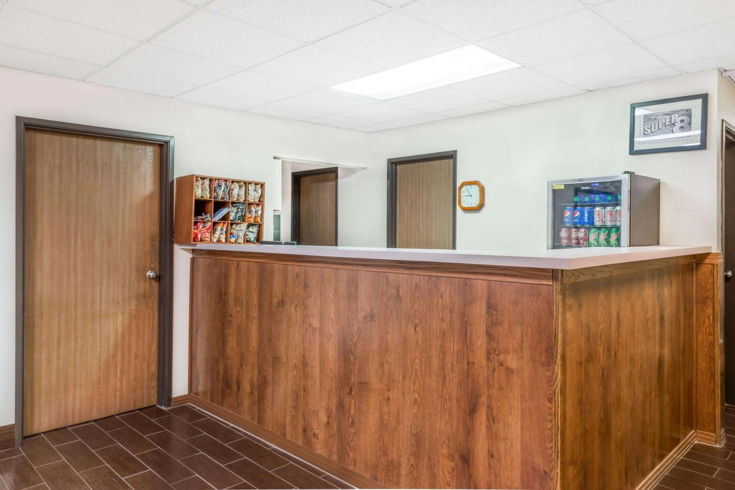 Lobby or reception in Super 8 by Wyndham Marshall