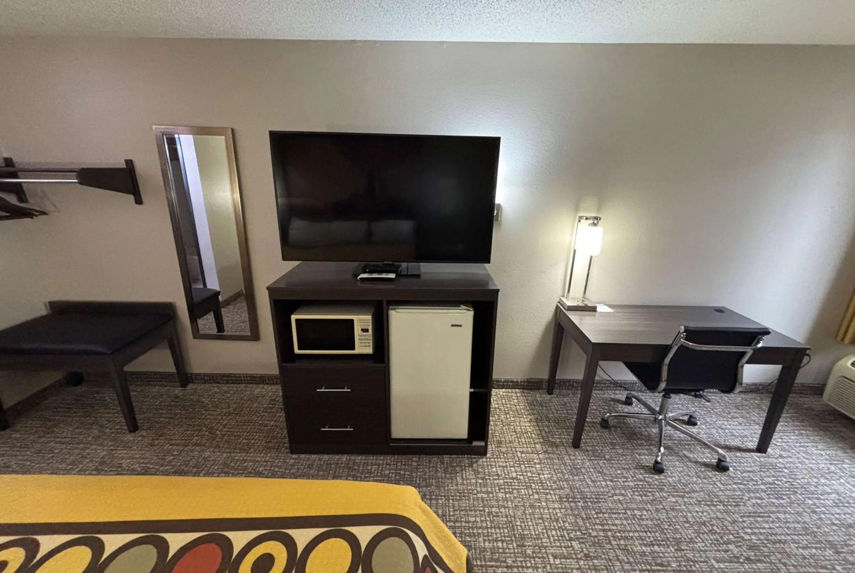 Photo of the whole room in Super 8 by Wyndham Marshall