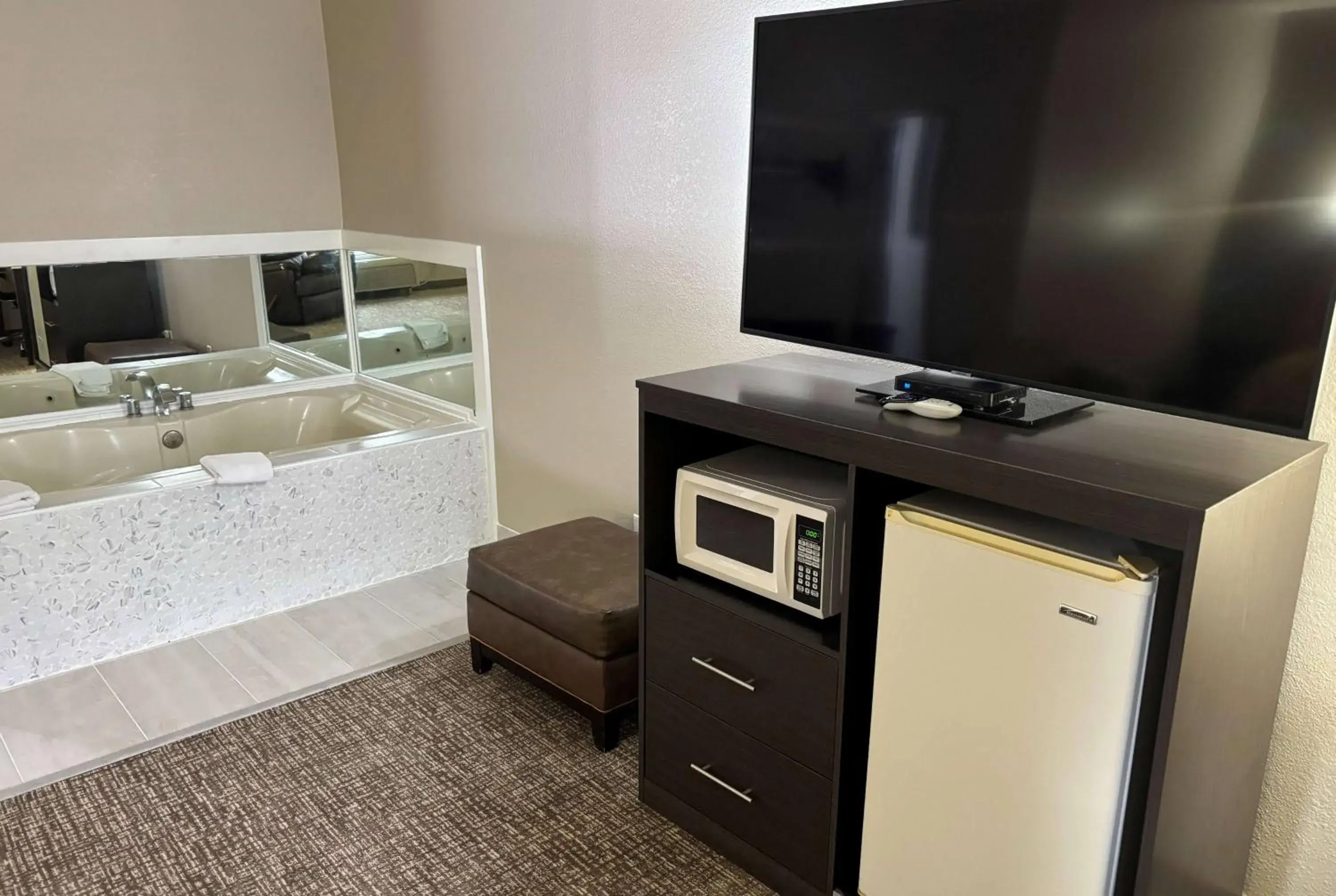 Studio King Suite - Smoking in Super 8 by Wyndham Marshall Studio King Suite - Smoking in Super 8 by Wyndham Marshall