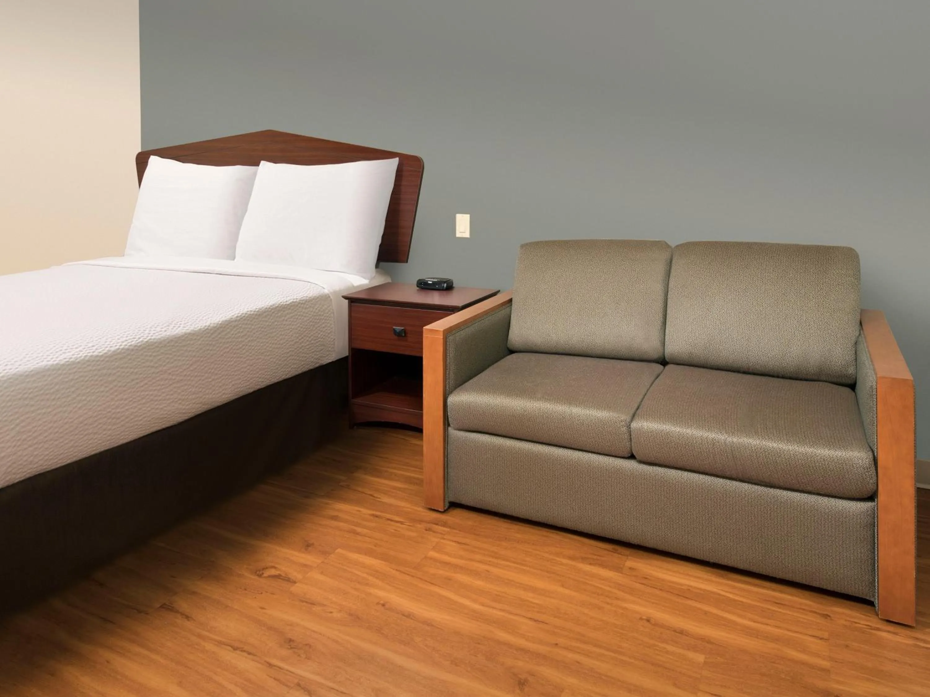 Property building, Bed in WoodSpring Suites Topeka