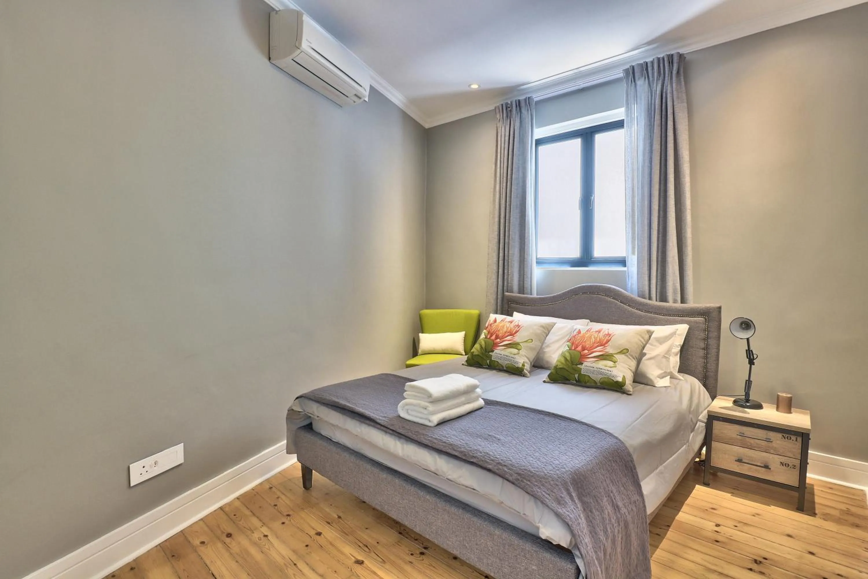 Bed in Warwick Mansions 7