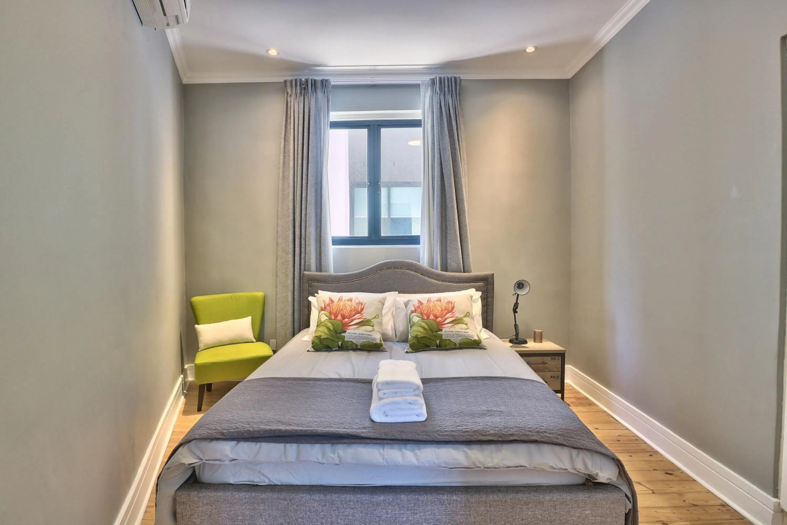 Bed in Warwick Mansions 7