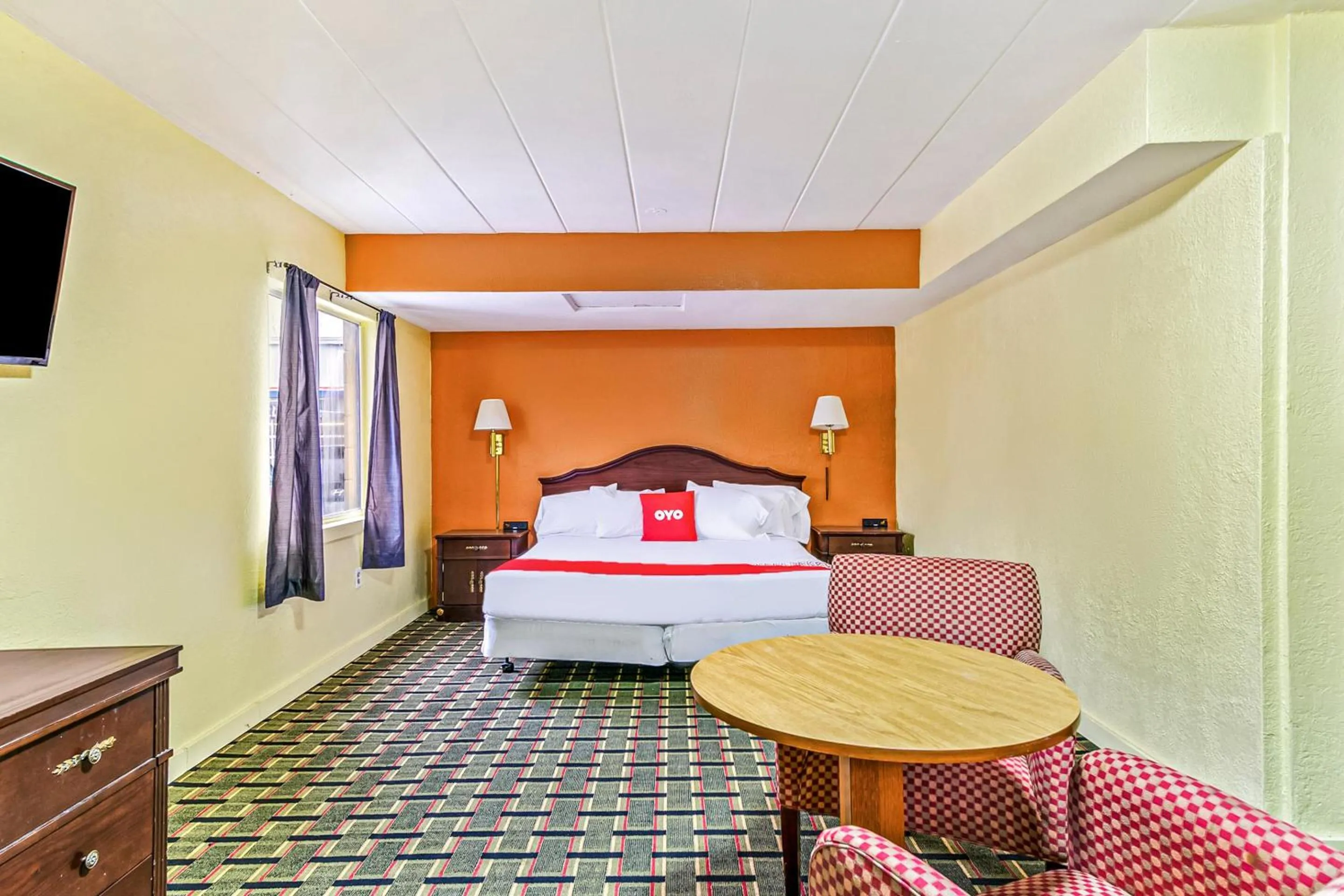 Bedroom, Bed in OYO Hotel Downtown Peoria I-74