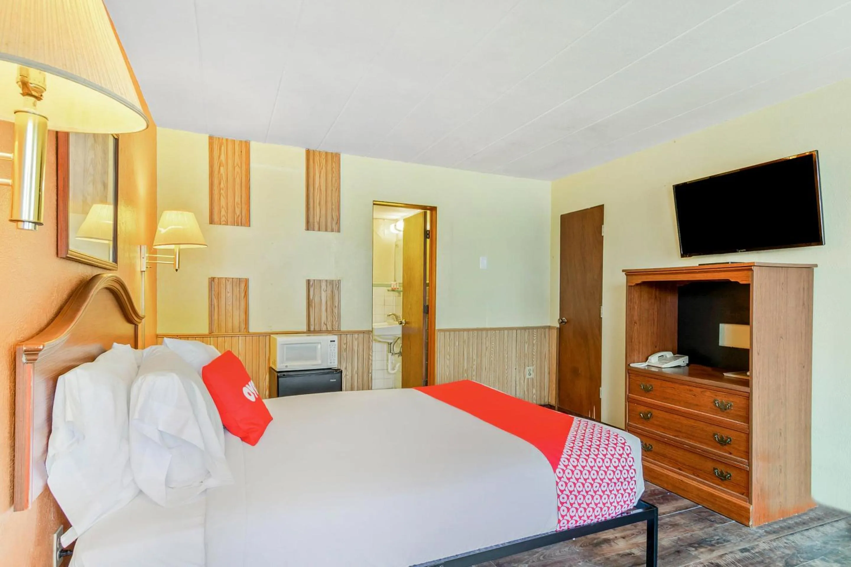 Bathroom, Bed in OYO Hotel Downtown Peoria I-74