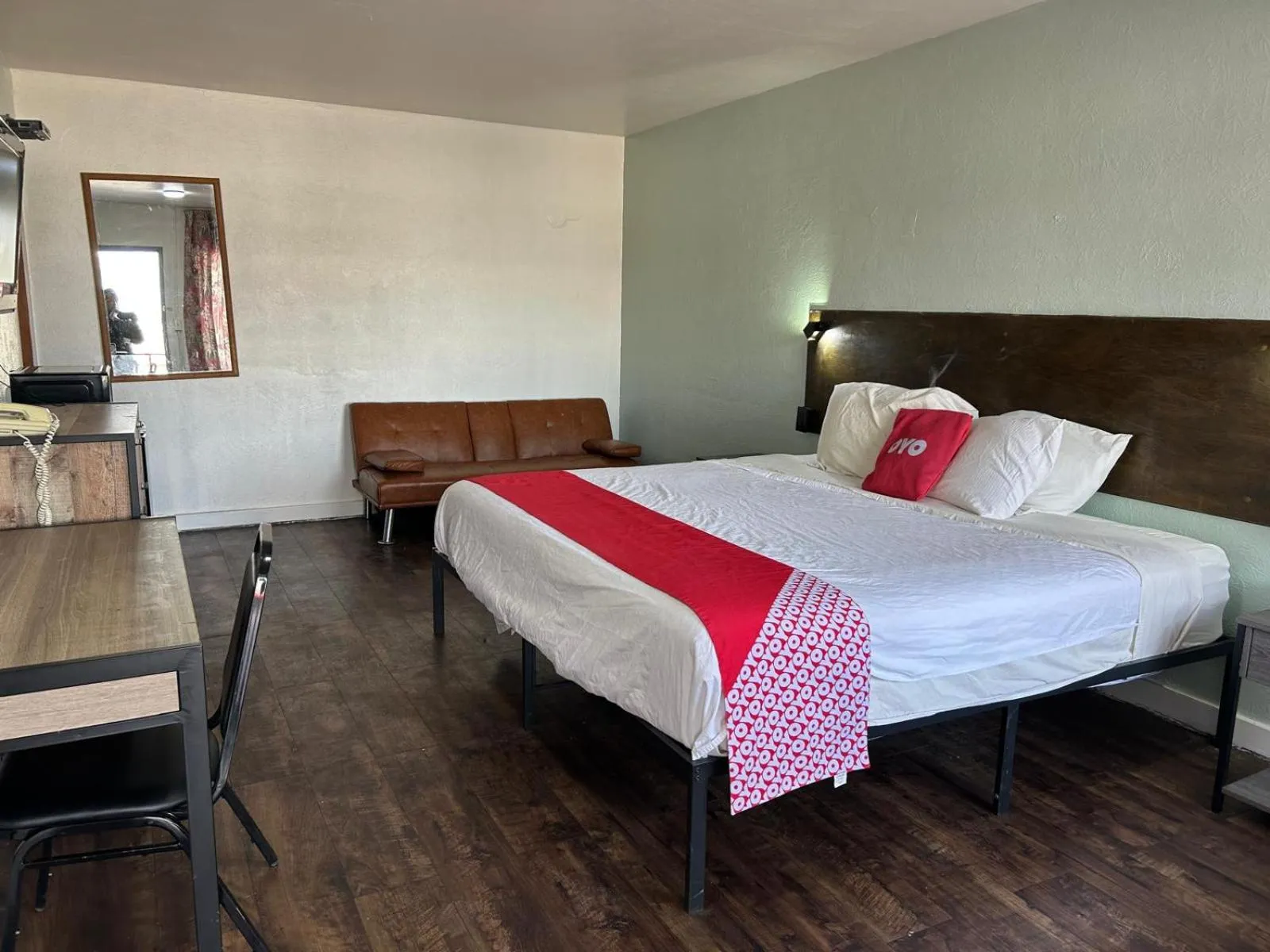 Bedroom, Bed in OYO Hotel Downtown Peoria I-74