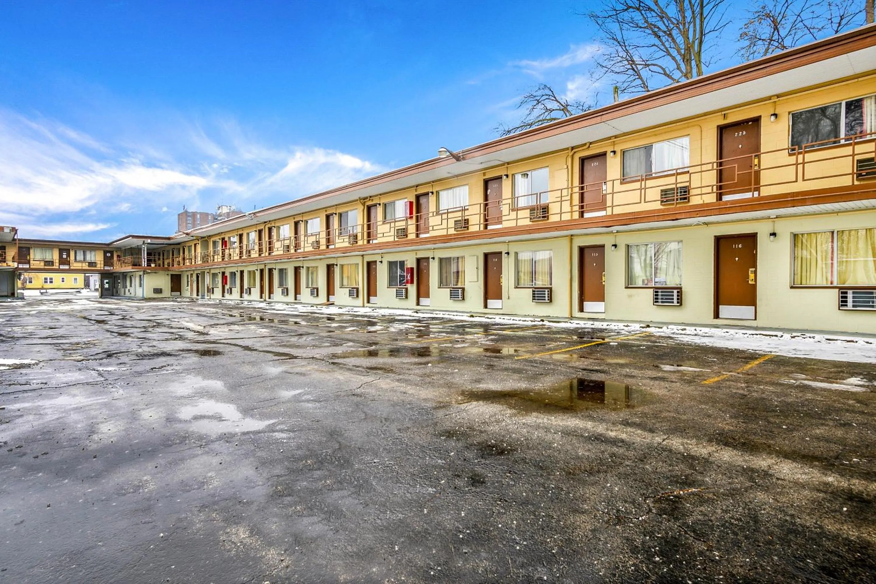 Facade/entrance in OYO Hotel Downtown Peoria I-74