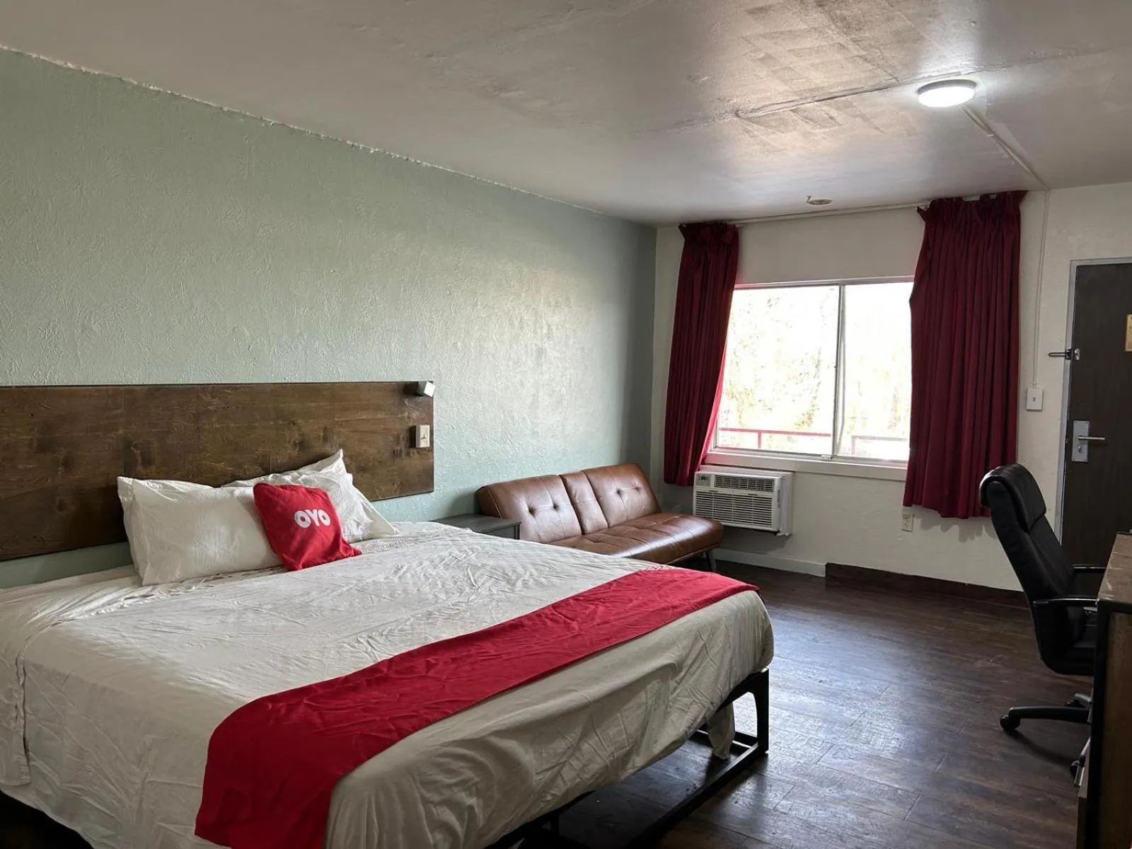 Bedroom, Bed in OYO Hotel Downtown Peoria I-74