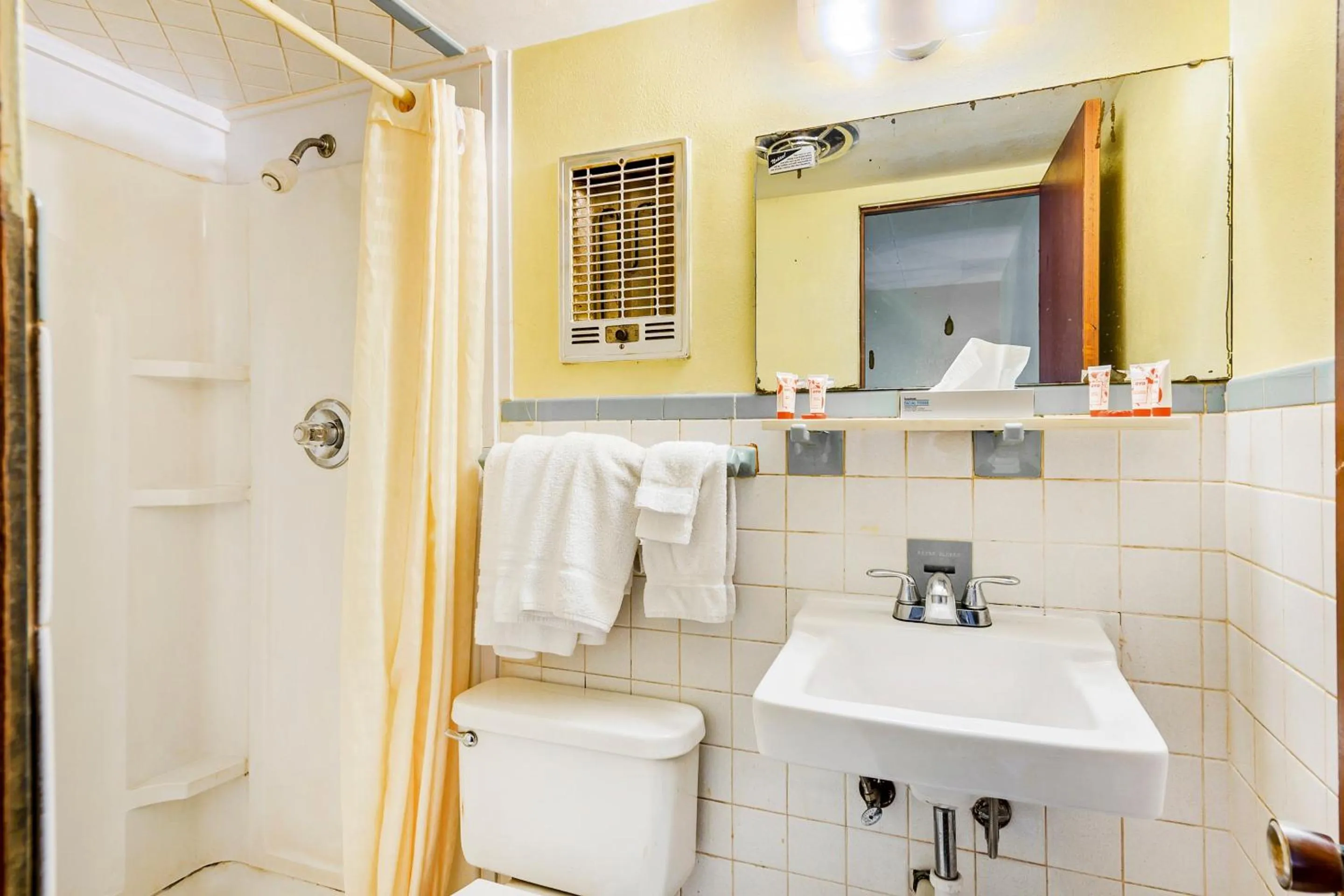 Bathroom in OYO Hotel Downtown Peoria I-74