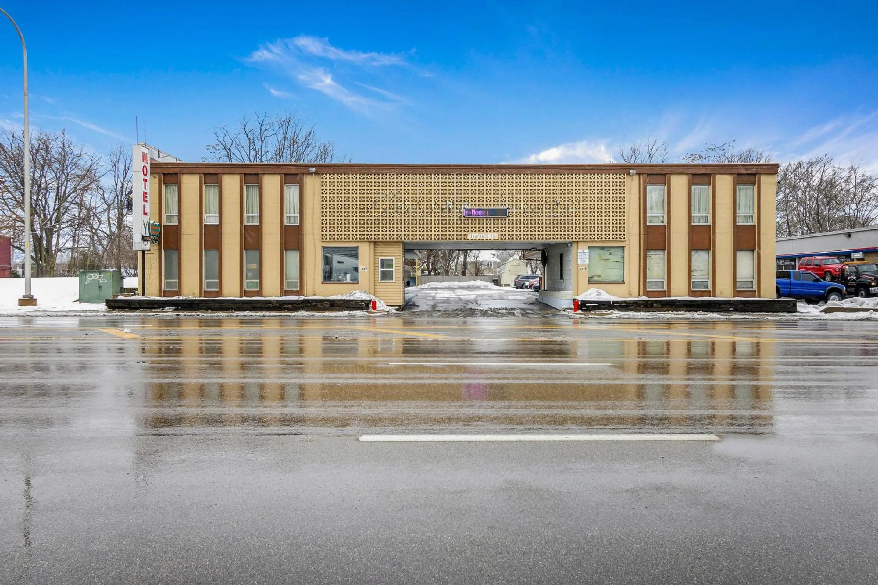 Facade/entrance in OYO Hotel Downtown Peoria I-74