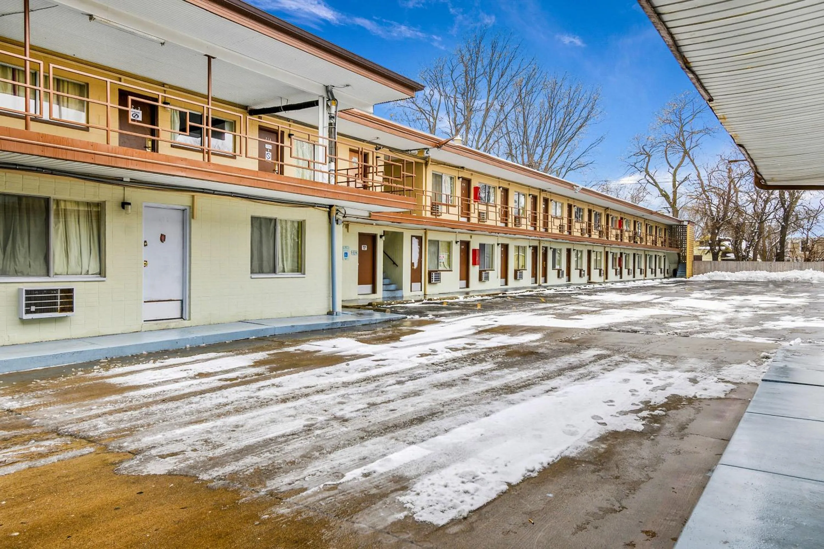 Facade/entrance in OYO Hotel Downtown Peoria I-74