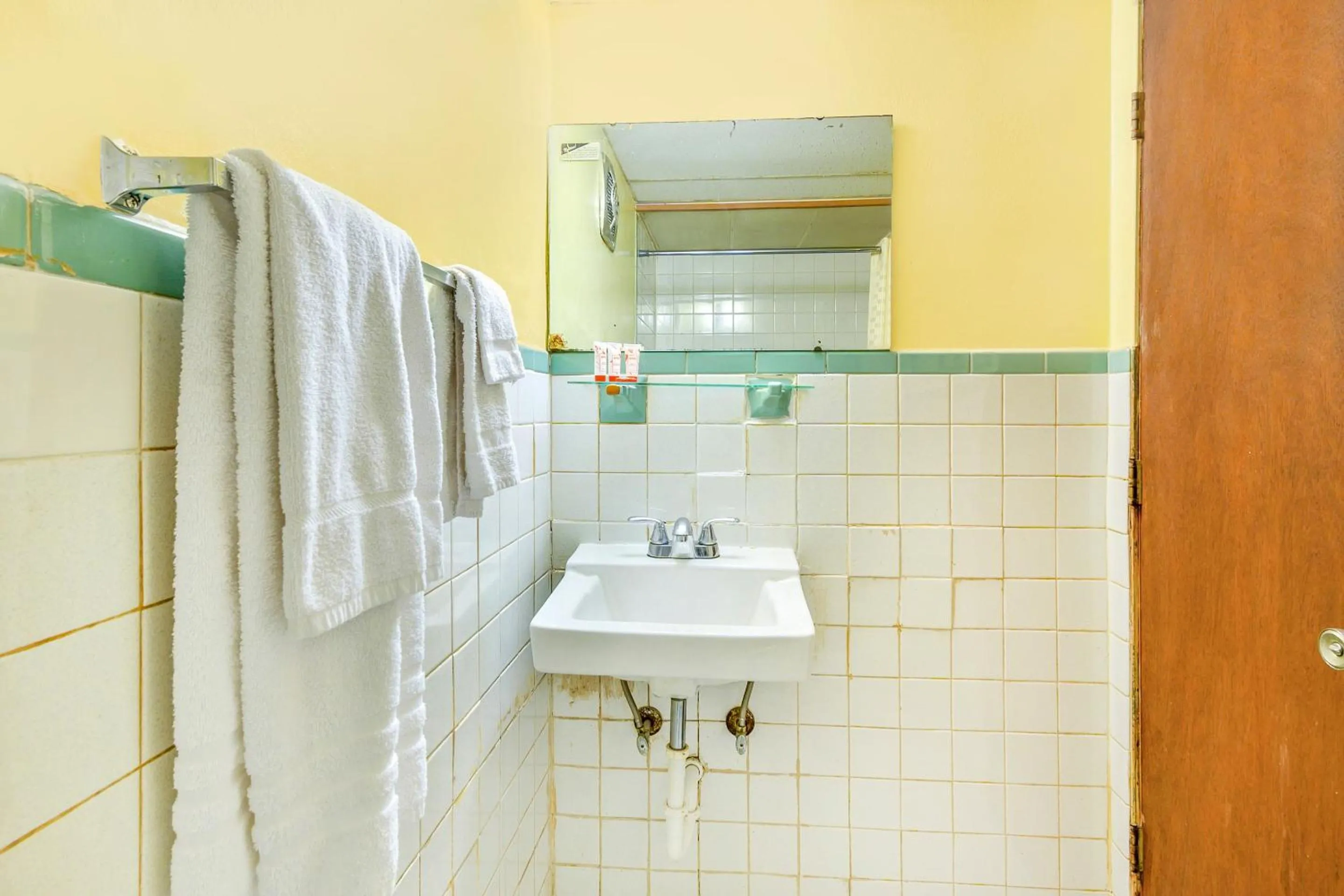 Bathroom in OYO Hotel Downtown Peoria I-74