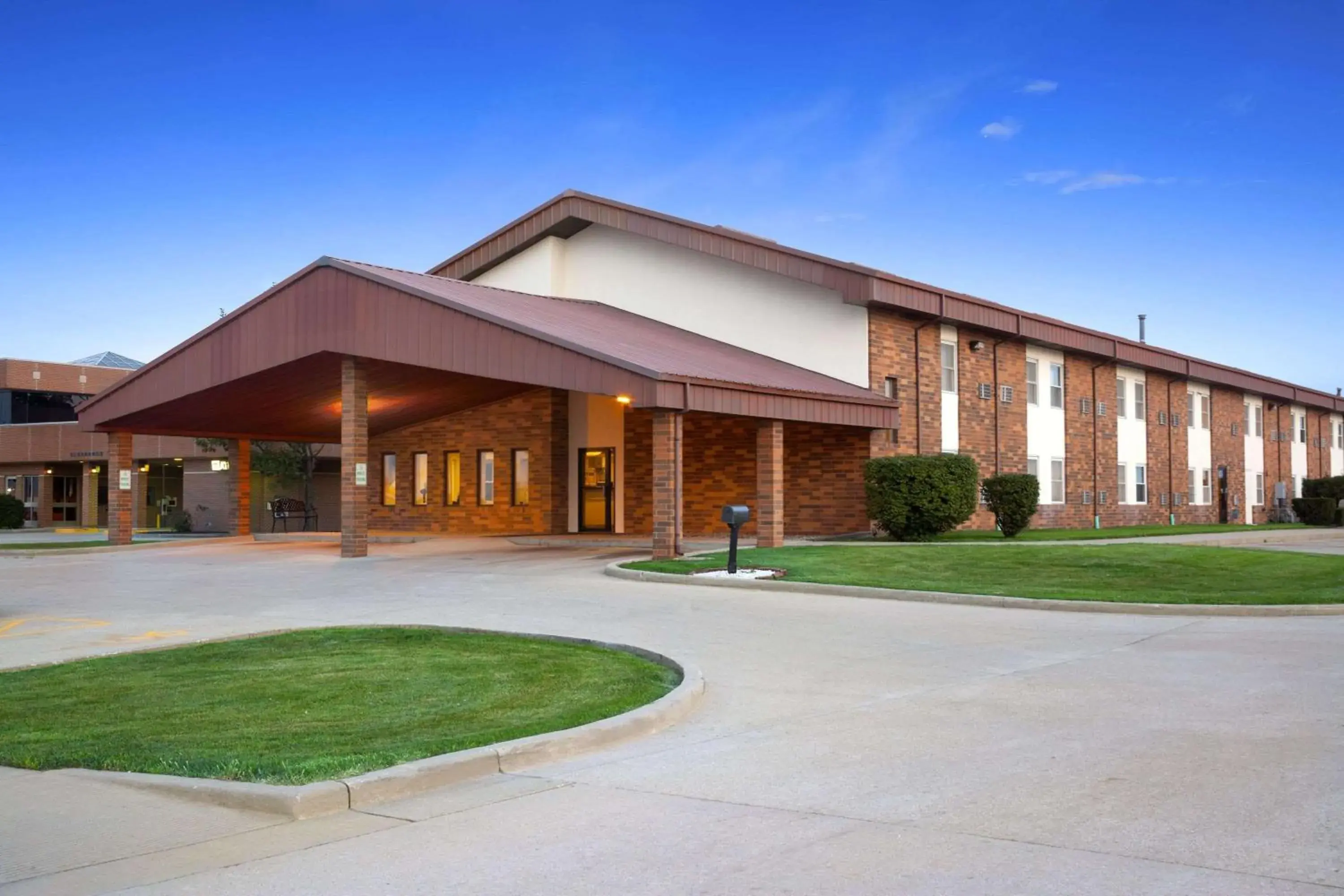 Property building in Super 8 by Wyndham Tuscola Property building in Super 8 by Wyndham Tuscola