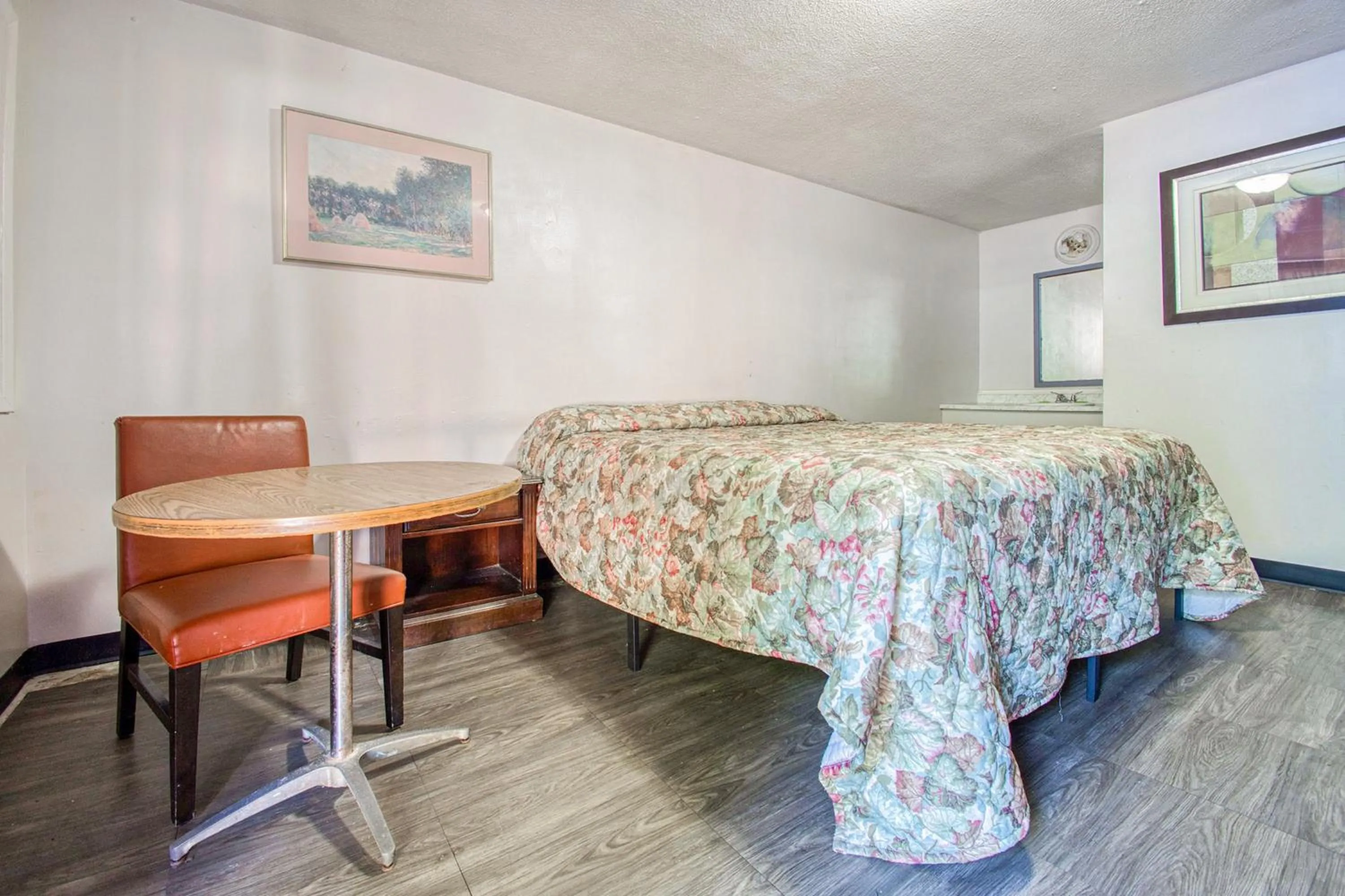 Bedroom, Bed in Hotel O Best Rest Inn Springfield US 36