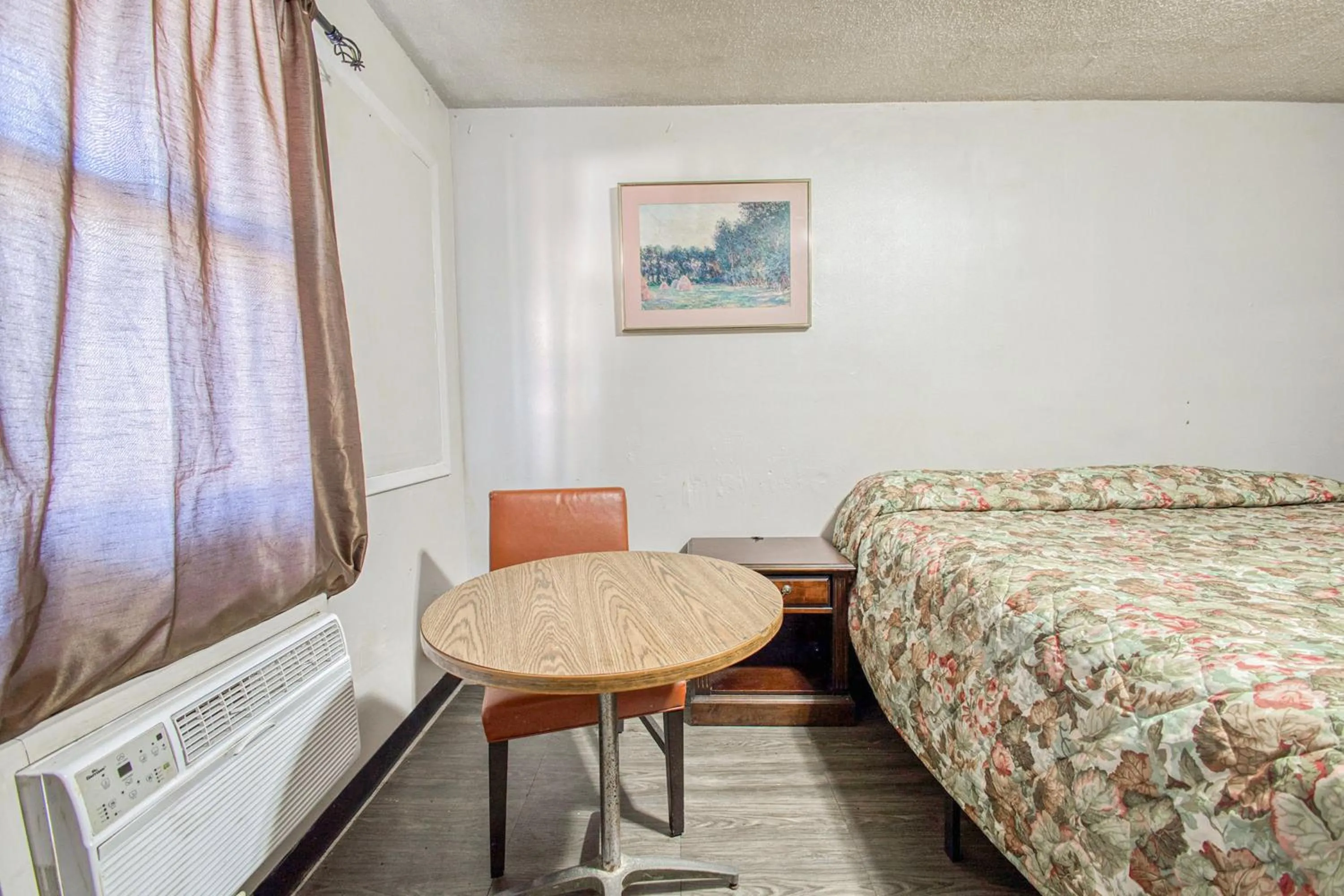 Bedroom, Bed in Hotel O Best Rest Inn Springfield US 36