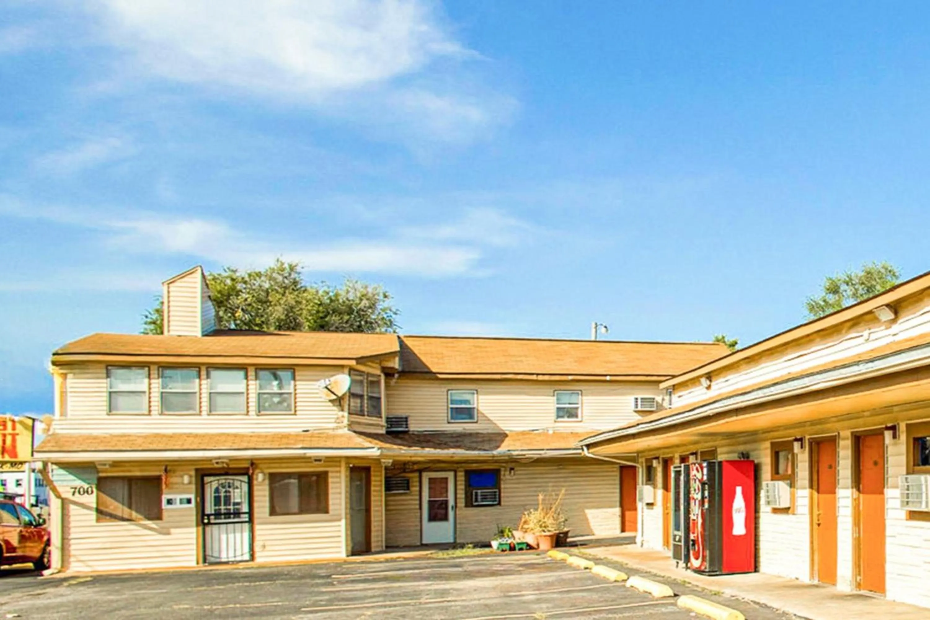 Facade/entrance in Hotel O Best Rest Inn Springfield US 36