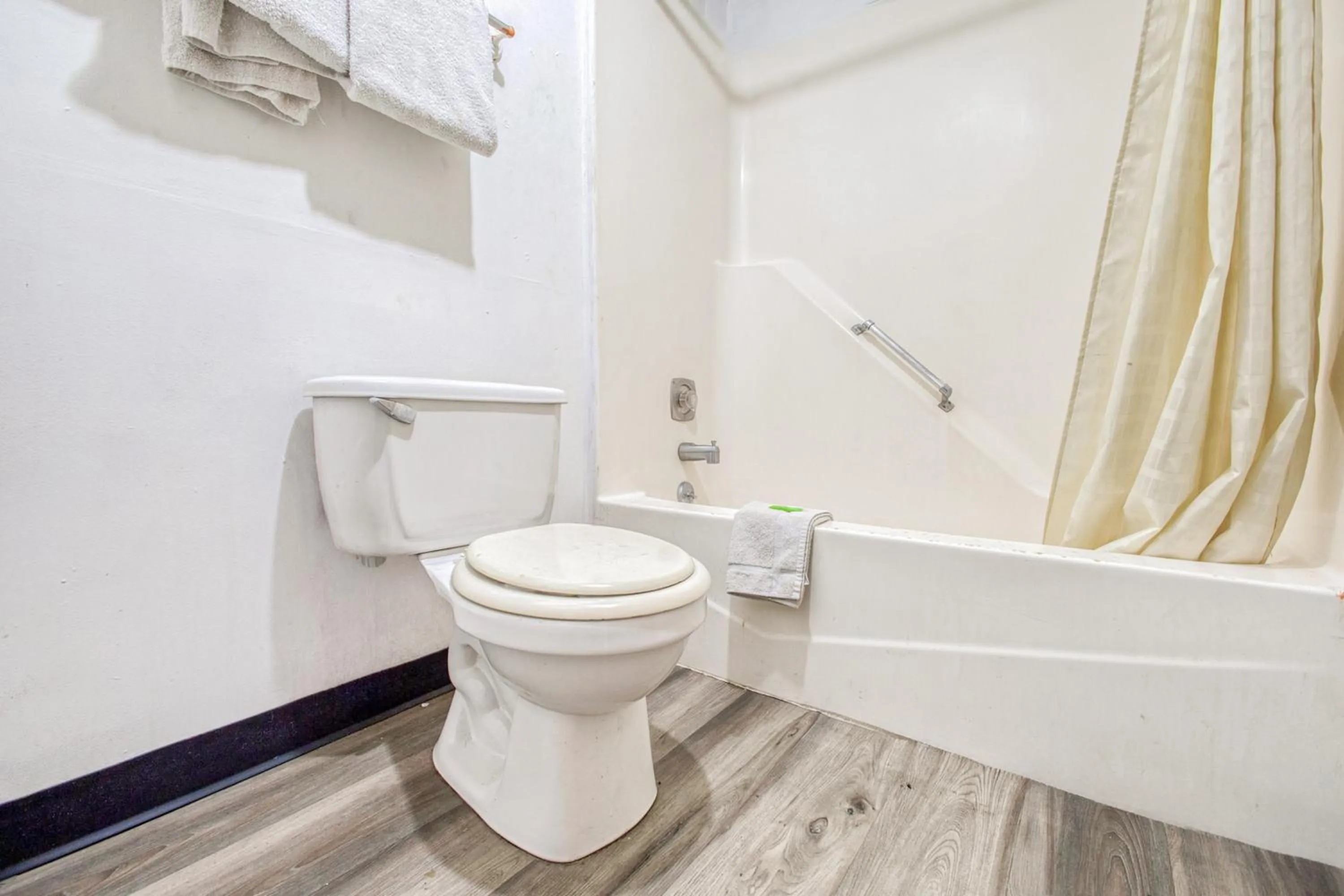 Bathroom in Hotel O Best Rest Inn Springfield US 36