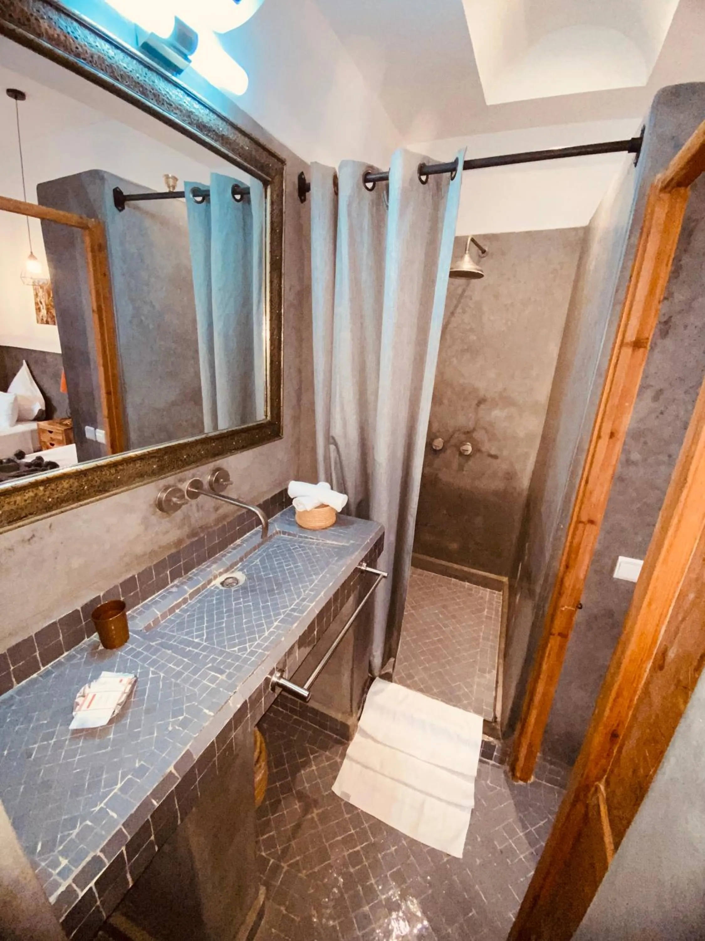 Shower, Bed in Riad Ambre et Jasmin