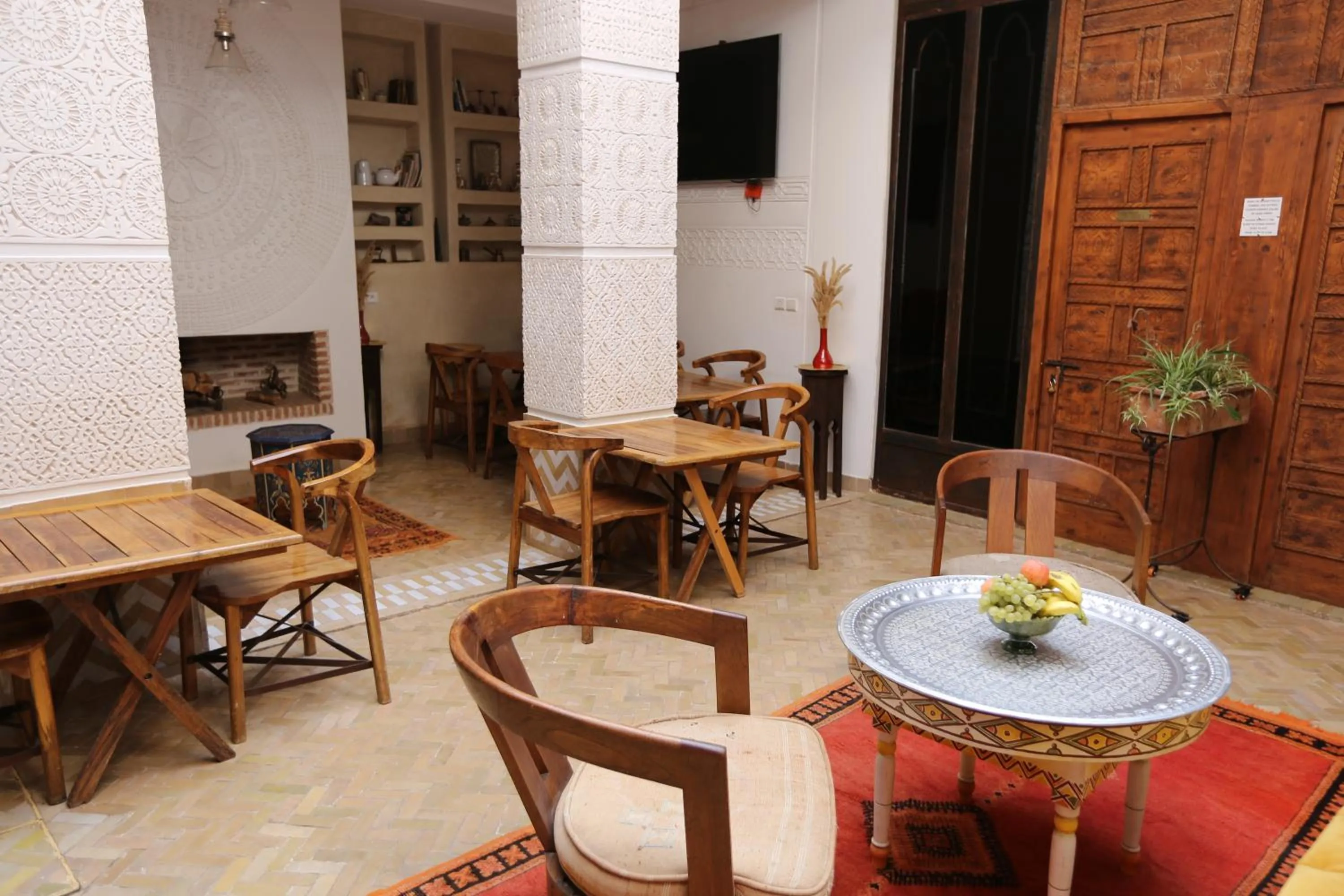 Communal lounge/ TV room in Riad Ambre et Jasmin