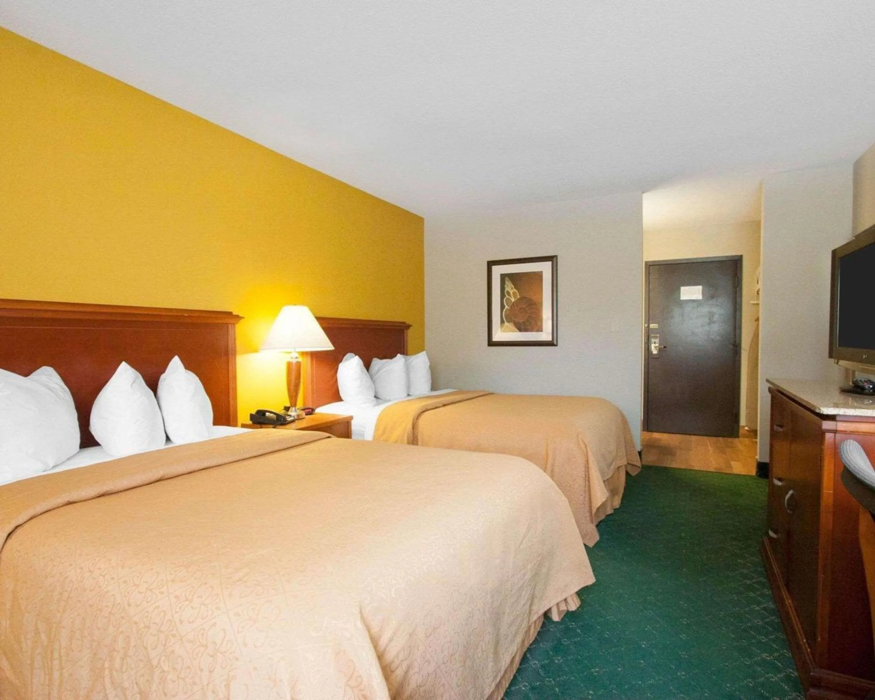 Bedroom, Bed in Quality Inn Cairo I-57