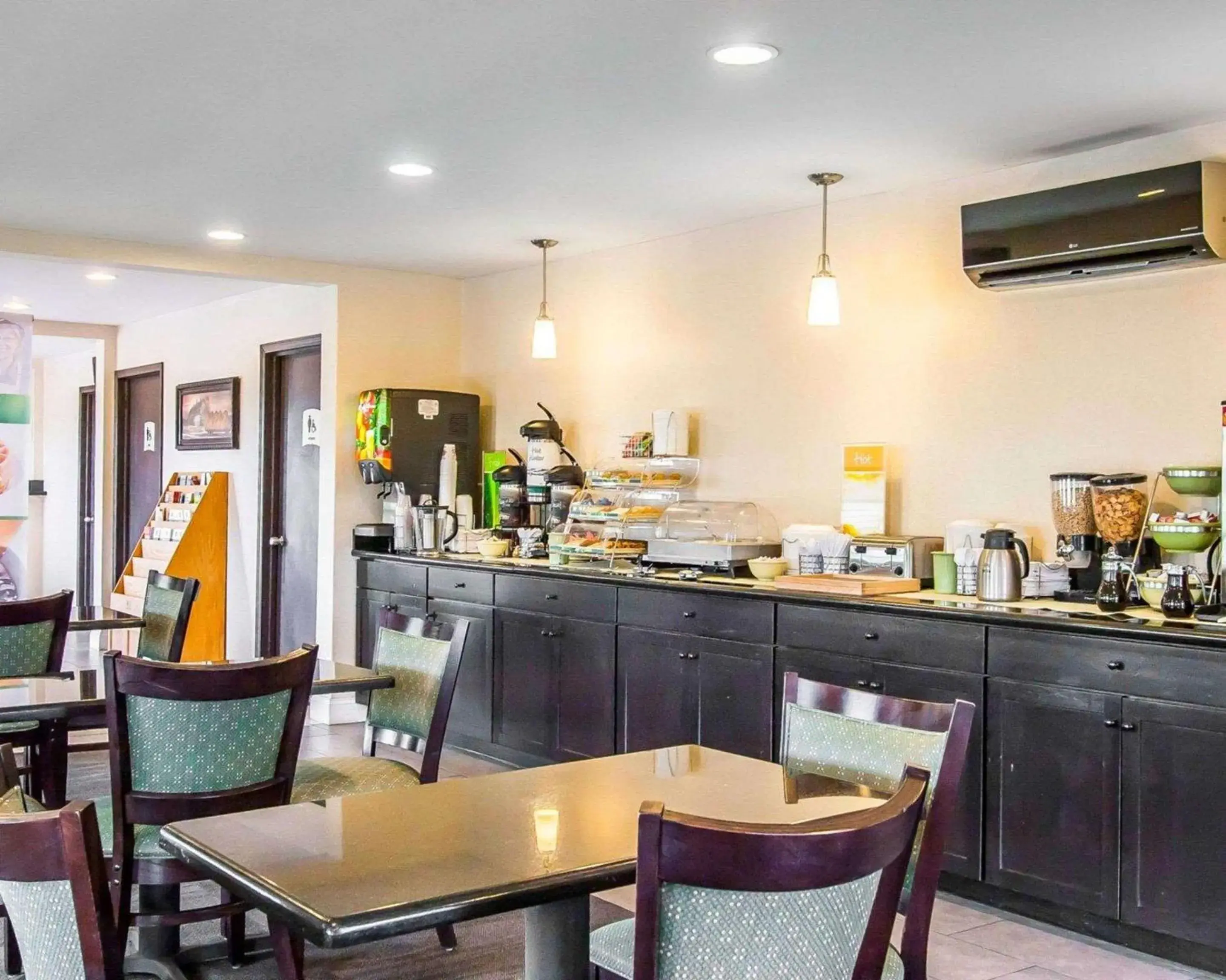 Breakfast in Quality Inn Cairo I-57 Breakfast in Quality Inn Cairo I-57