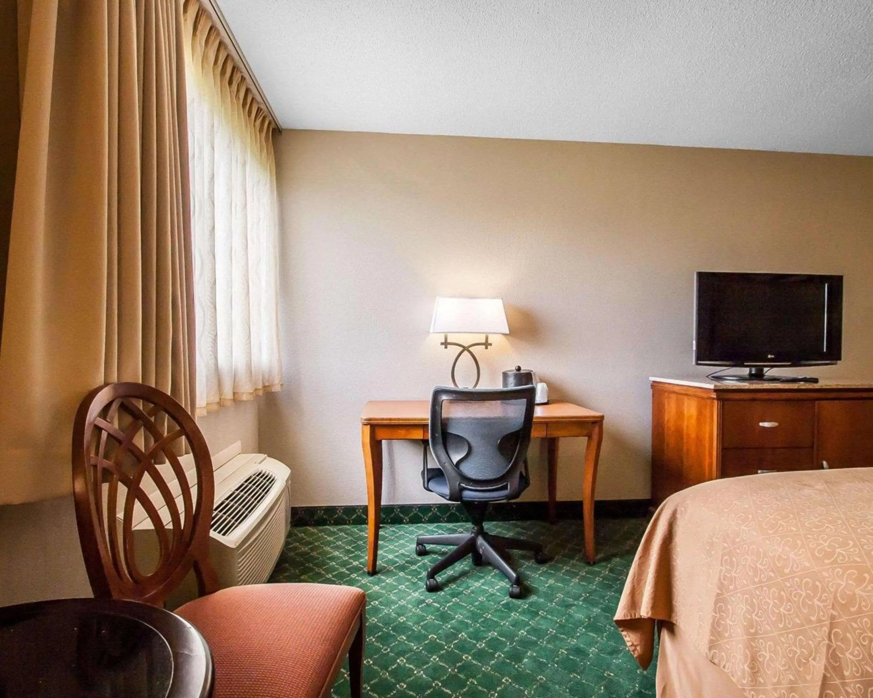 Bedroom, Bed in Quality Inn Cairo I-57