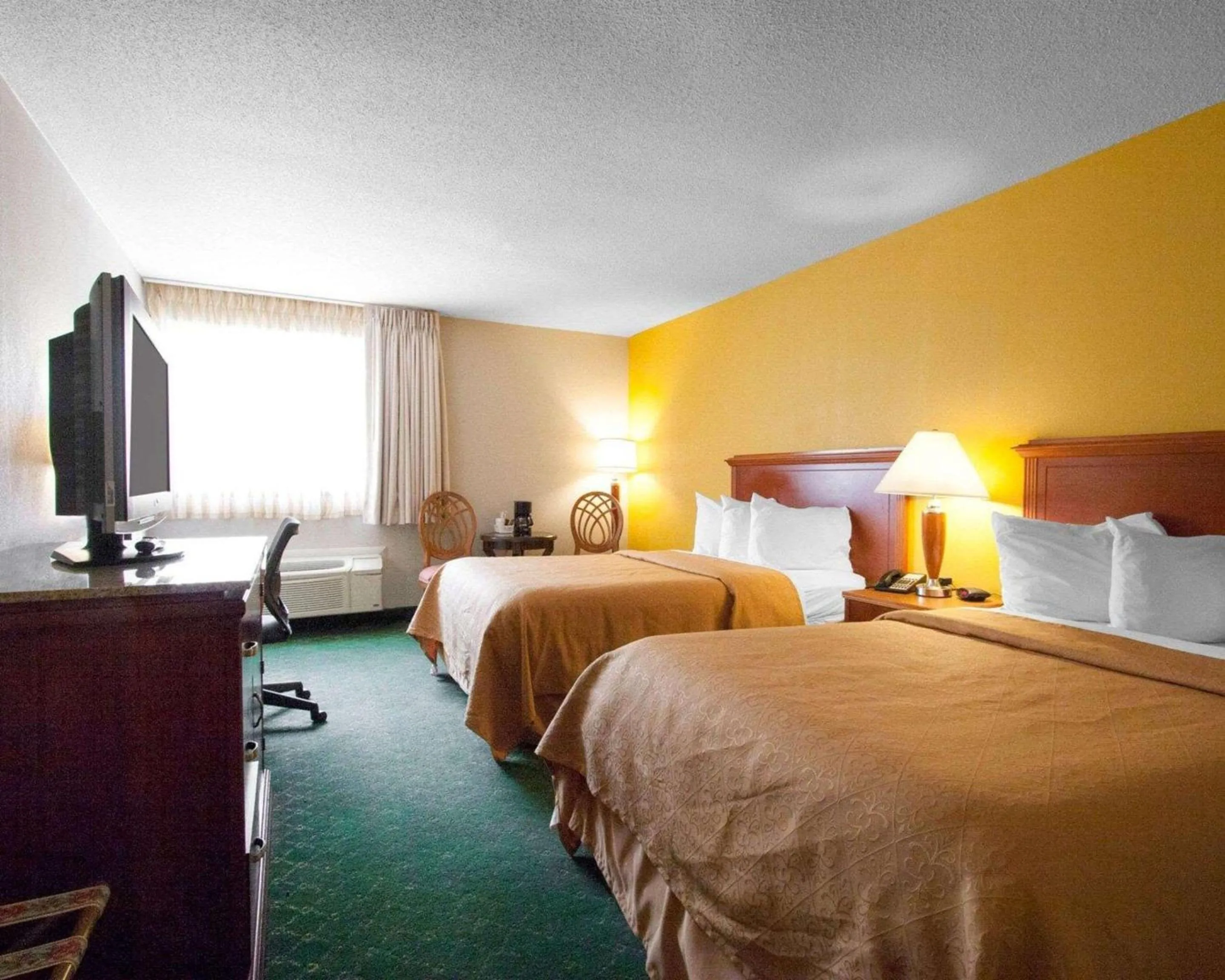 Bedroom, Bed in Quality Inn Cairo I-57