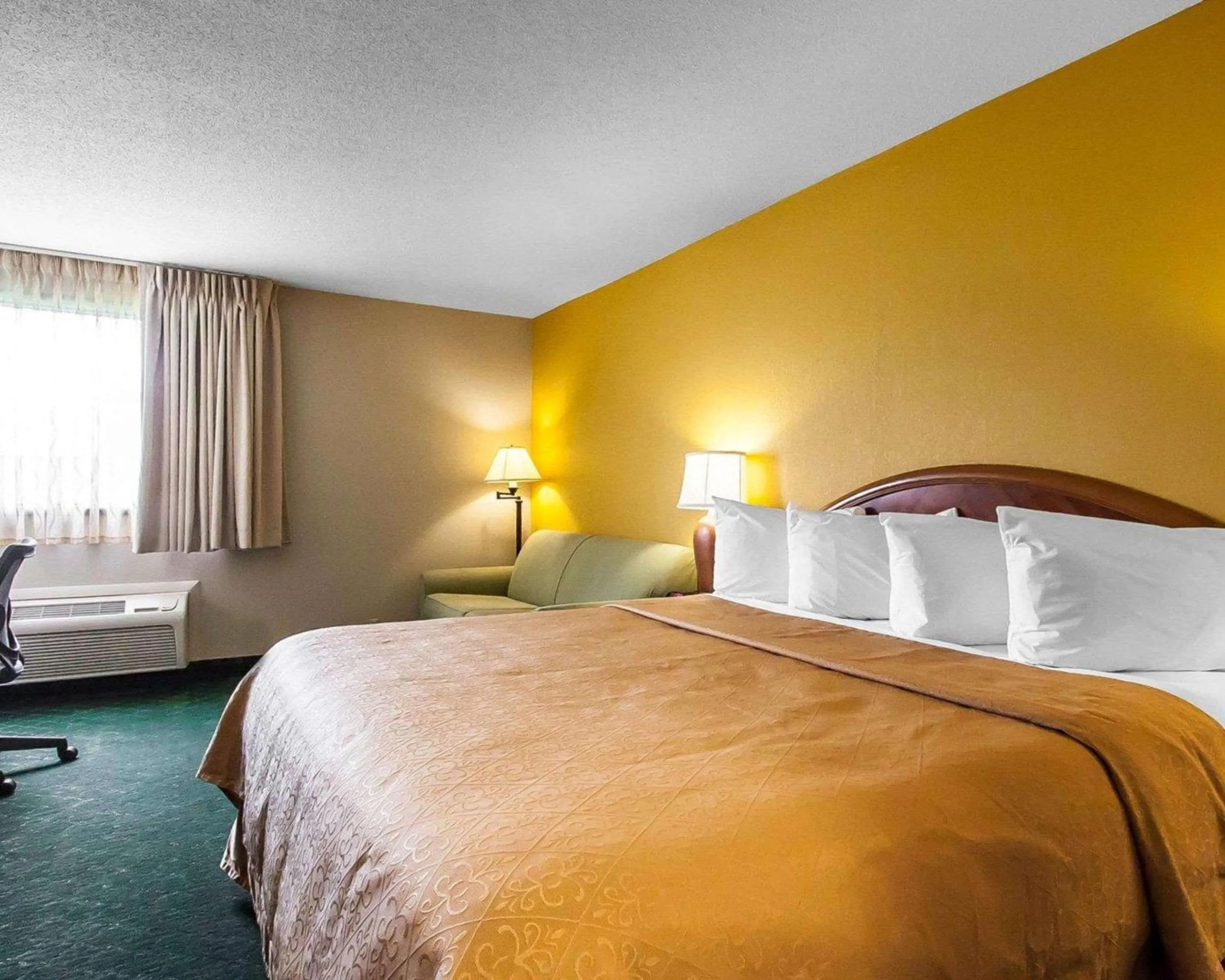 Bedroom, Bed in Quality Inn Cairo I-57