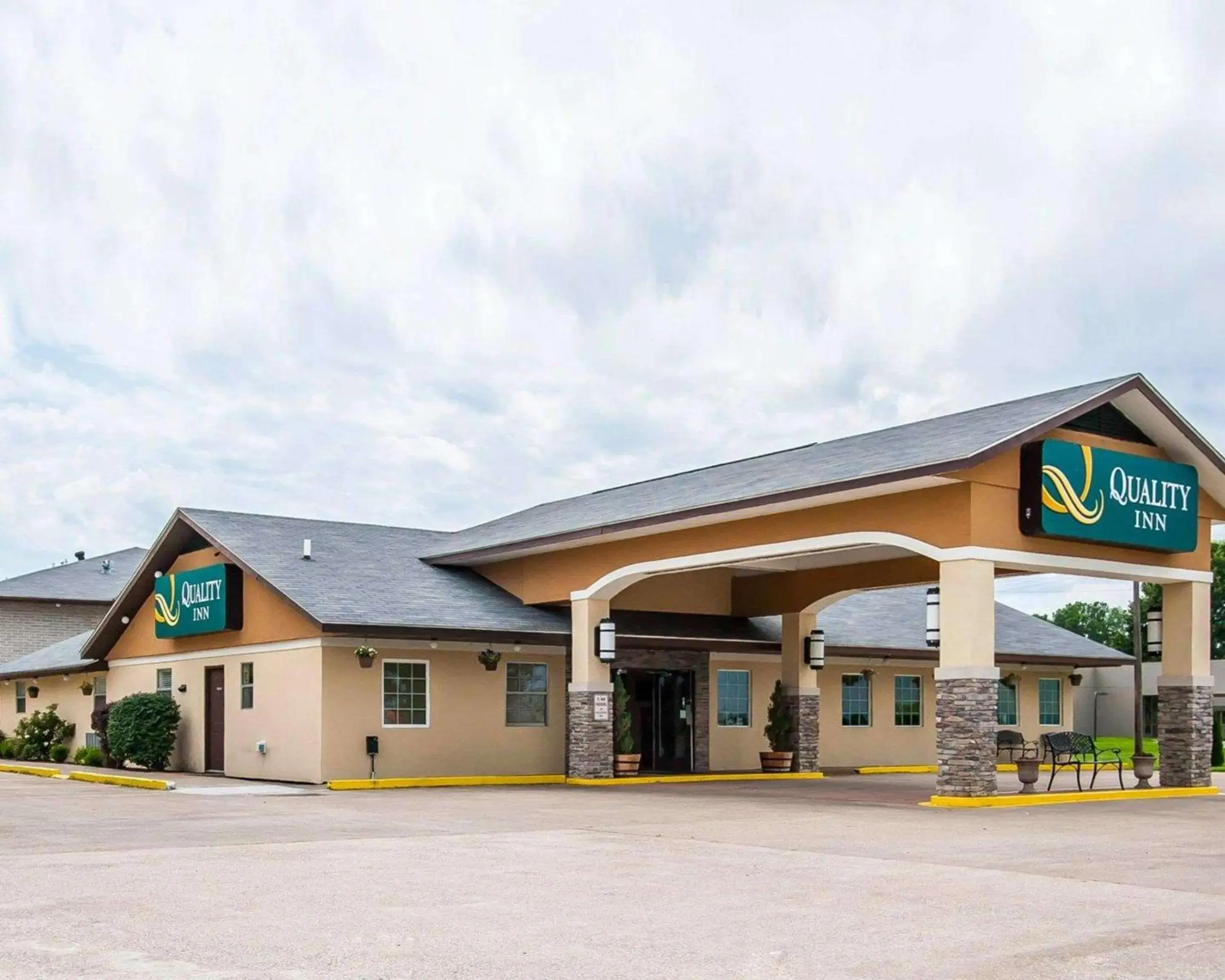 Property building in Quality Inn Cairo I-57 Property building in Quality Inn Cairo I-57