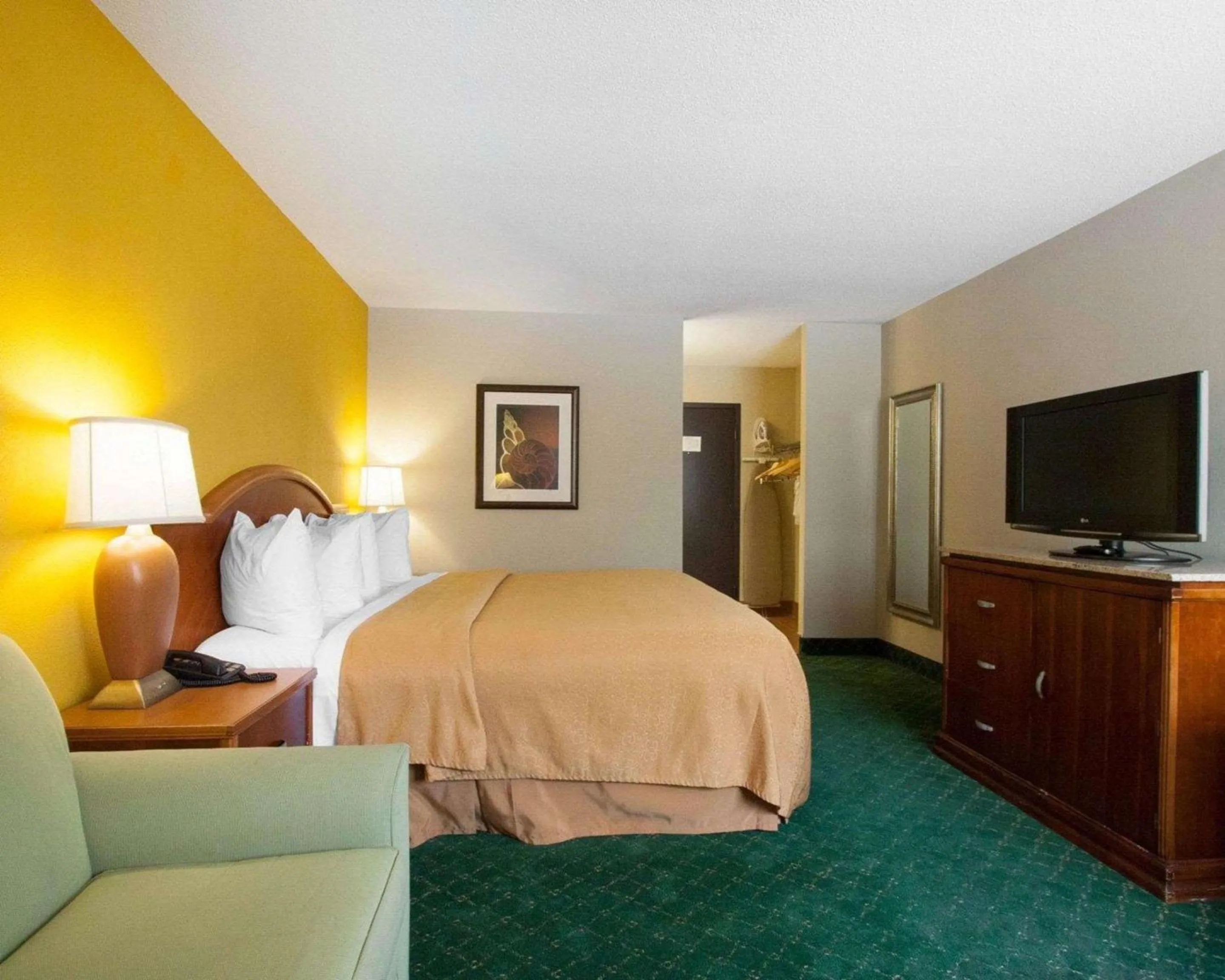 Bedroom, Bed in Quality Inn Cairo I-57