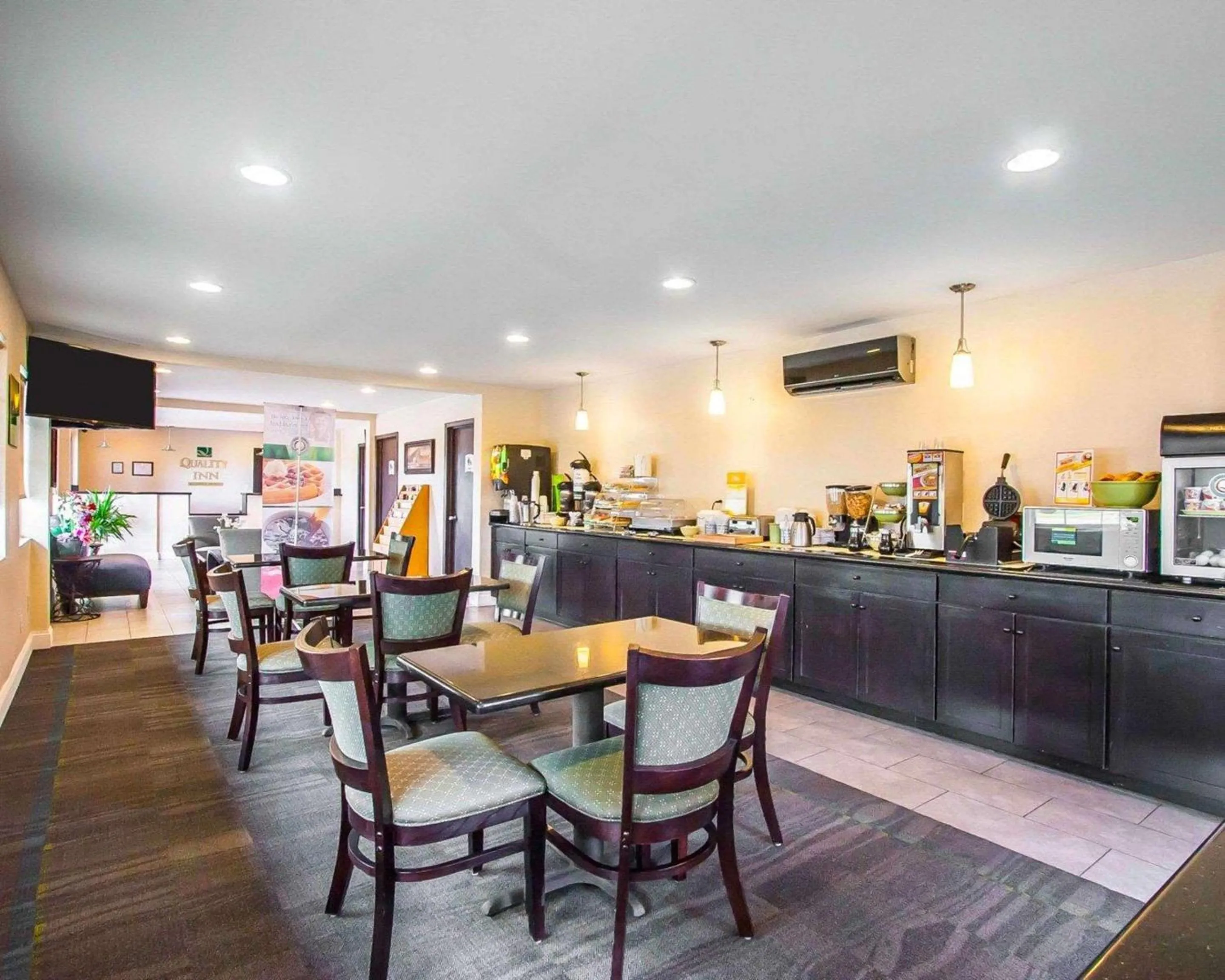 Breakfast in Quality Inn Cairo I-57