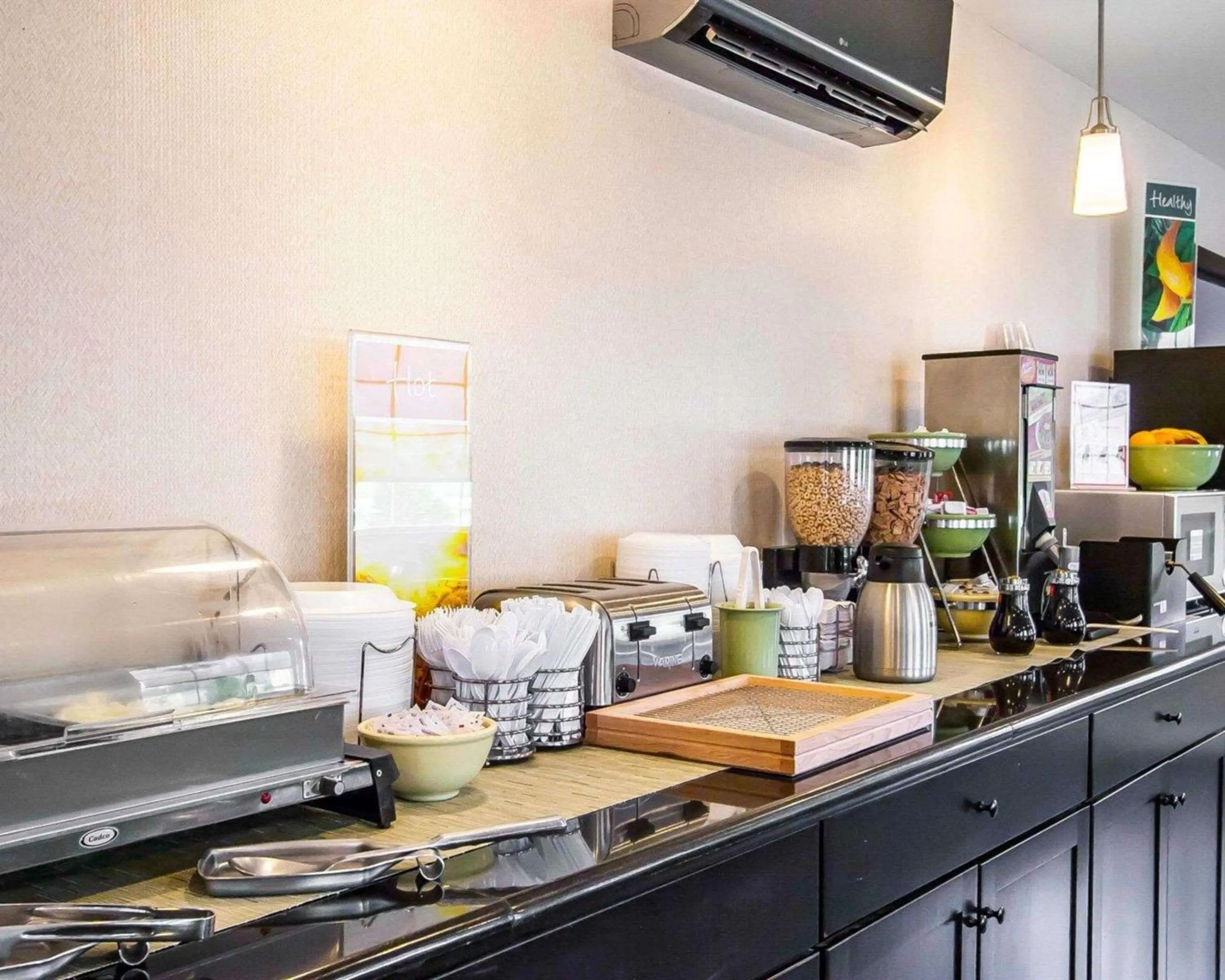 Breakfast in Quality Inn Cairo I-57