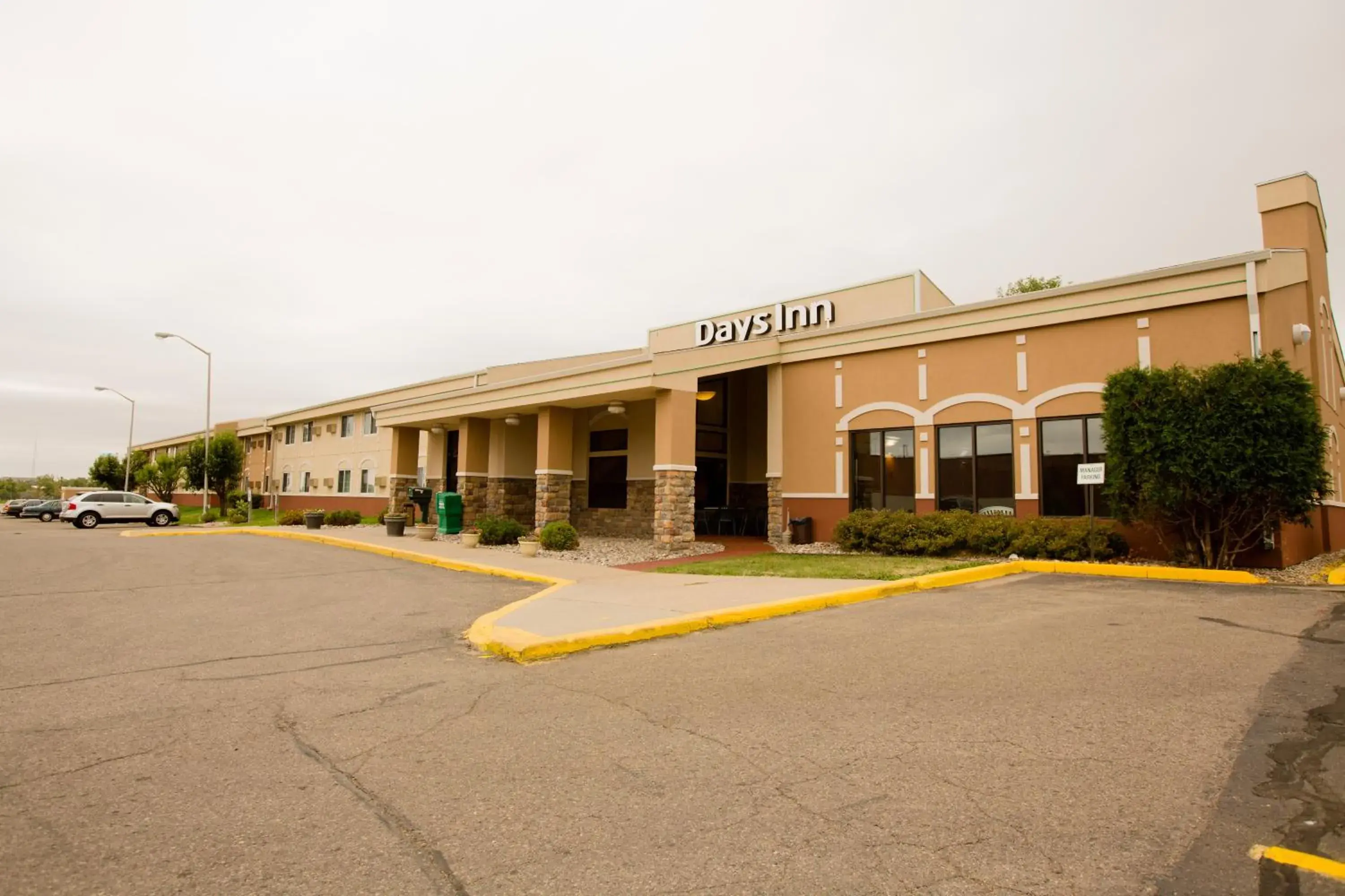 Property building in Days Inn by Wyndham Minot Property building in Days Inn by Wyndham Minot