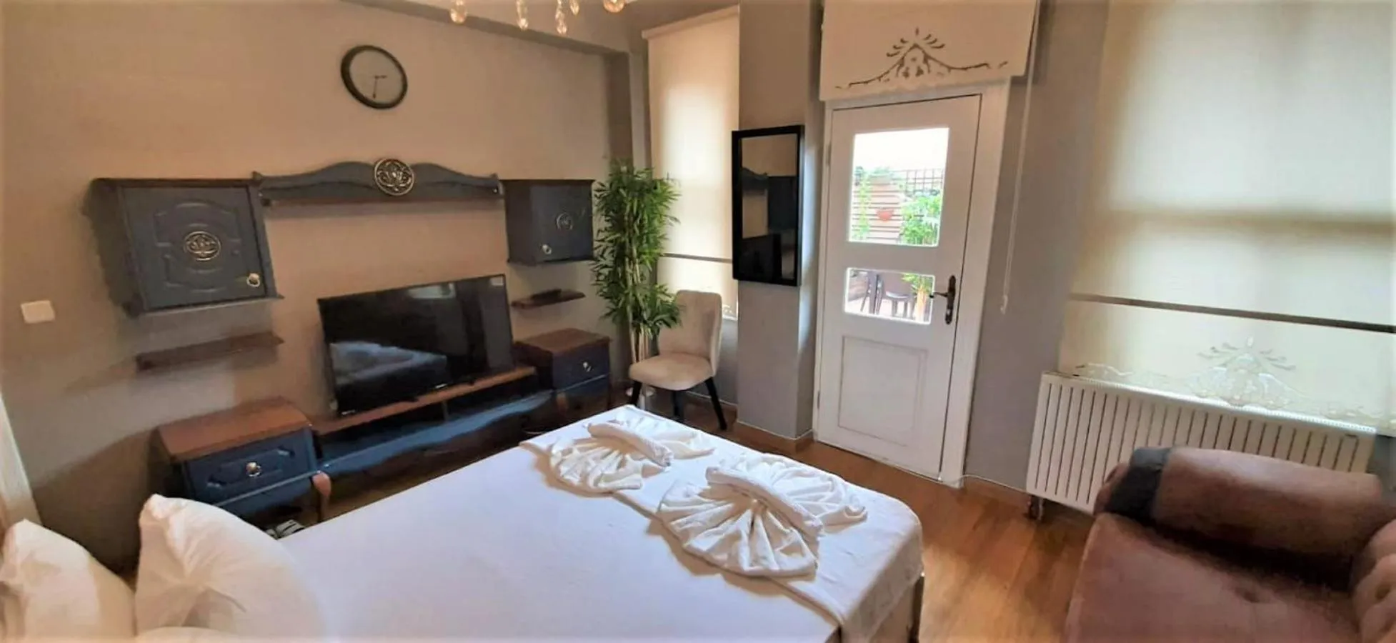 Living room, Bed in Valide i Suit