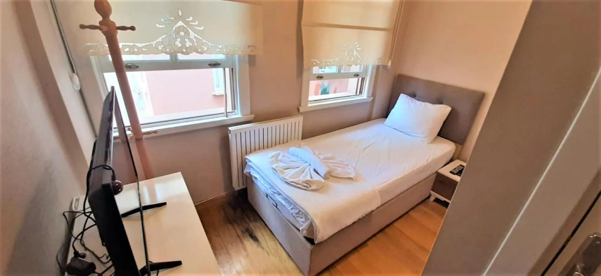 Photo of the whole room, Bed in Valide i Suit