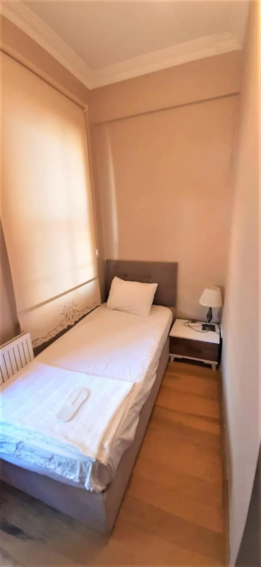 Photo of the whole room, Bed in Valide i Suit