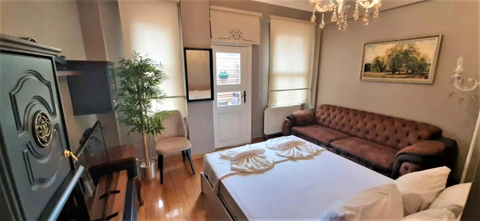 Seating area, Bed in Valide i Suit