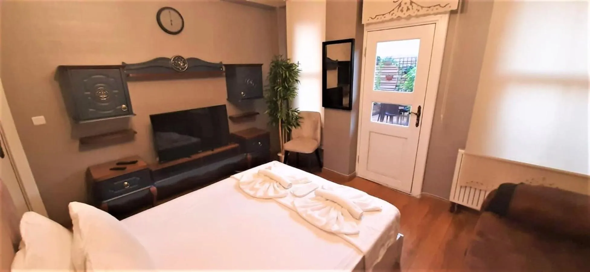 Seating area, Bed in Valide i Suit