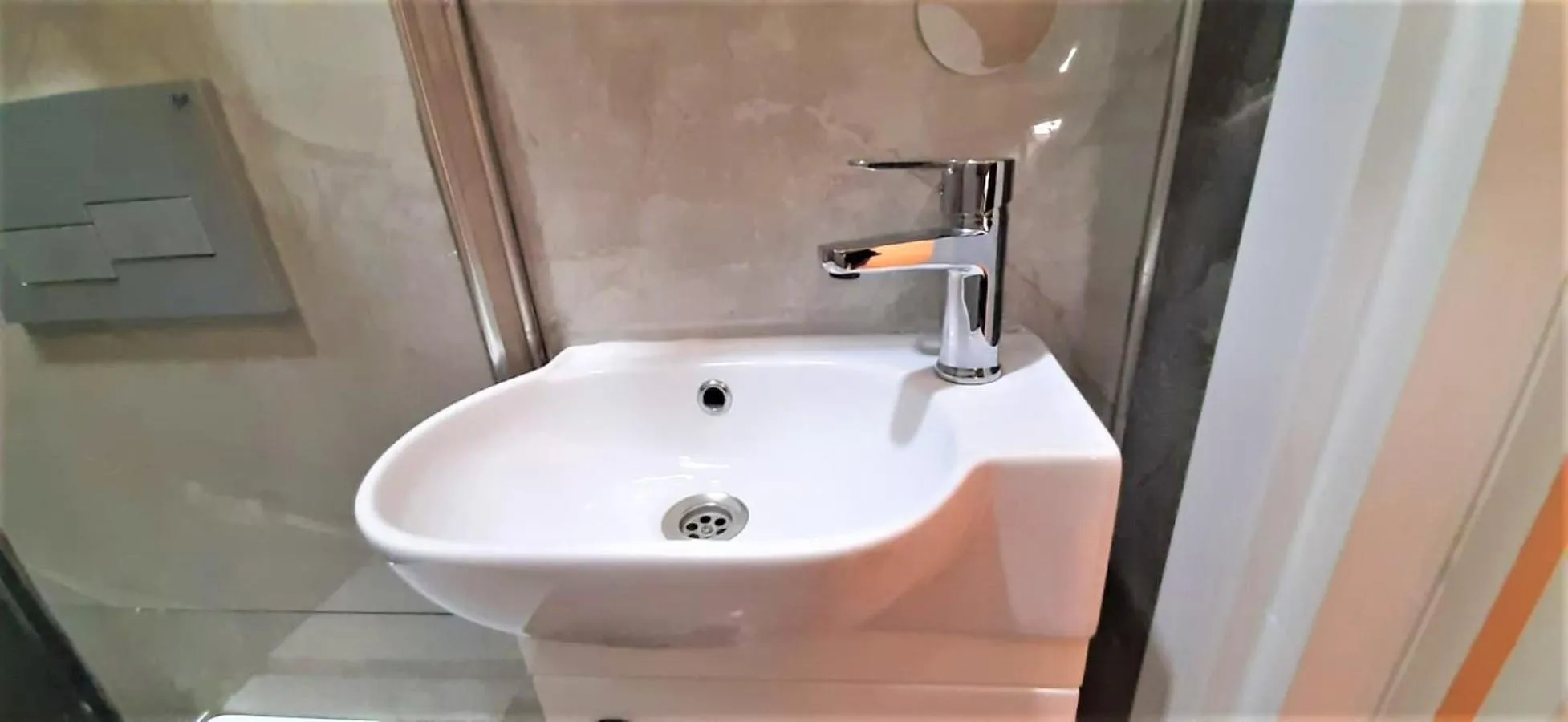 Shower, Bathroom in Valide i Suit