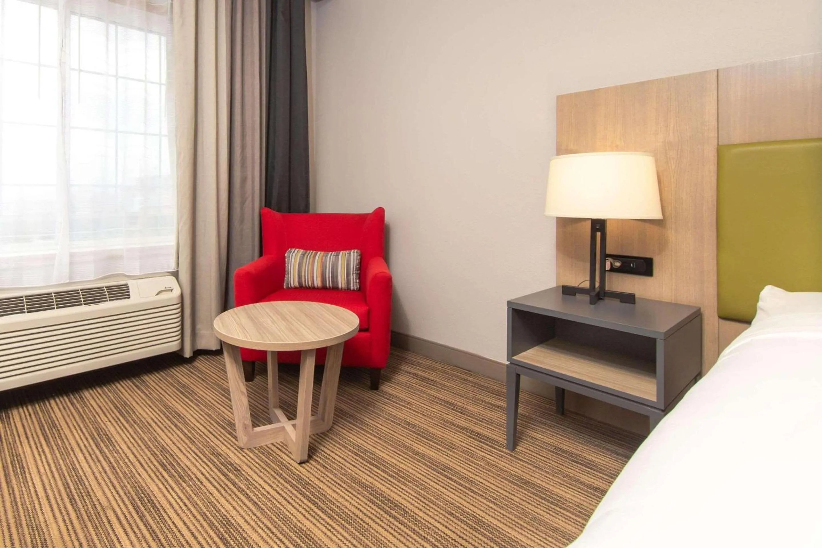 Bedroom, Bed in Country Inn & Suites by Radisson, Rapid City, SD