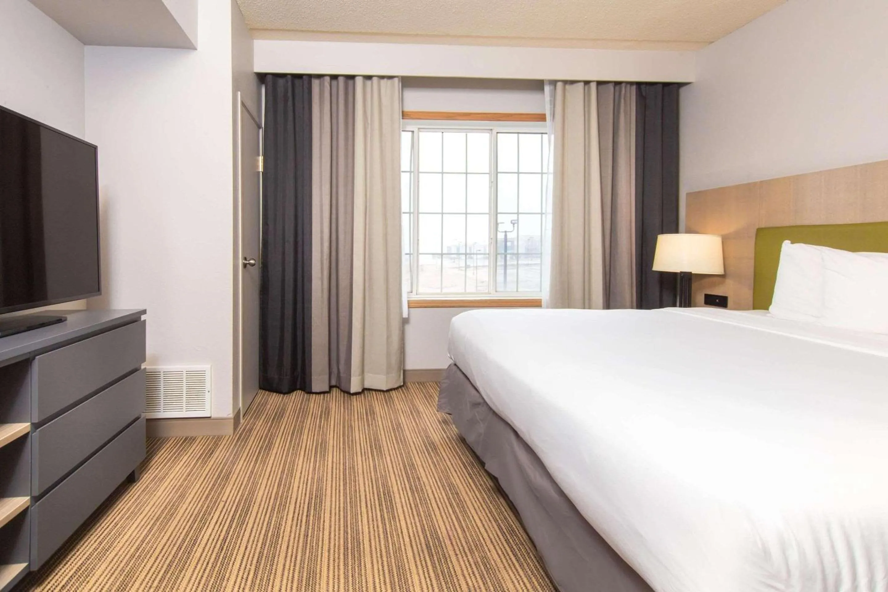 Bedroom, Bed in Country Inn & Suites by Radisson, Rapid City, SD