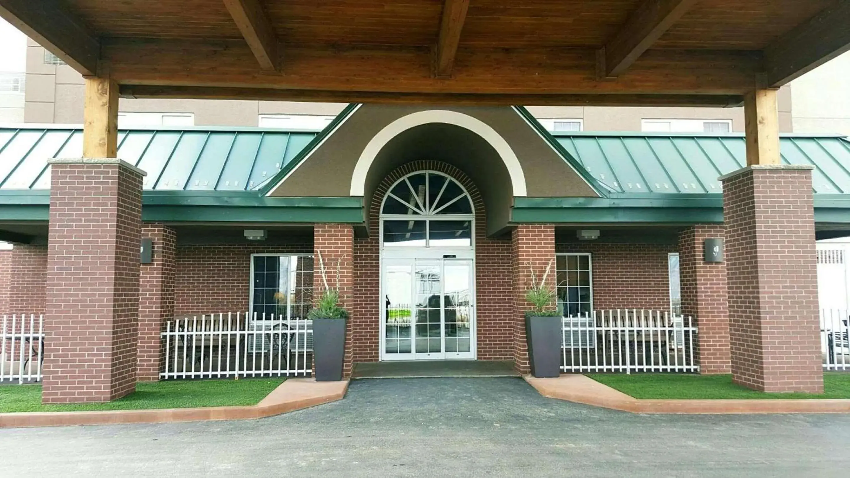 Property building in Country Inn & Suites by Radisson, Rapid City, SD Property building in Country Inn & Suites by Radisson, Rapid City, SD