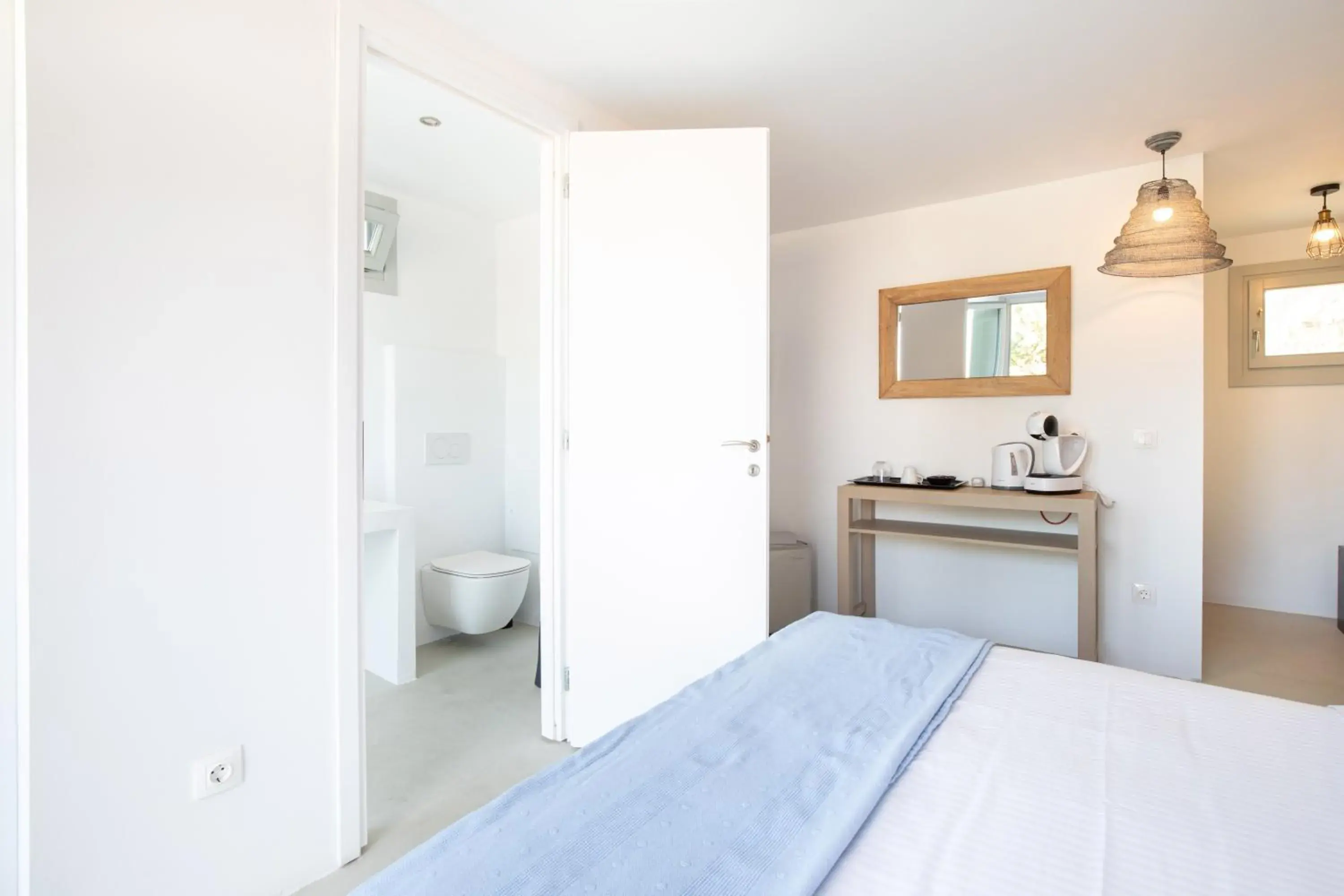 Toilet, Bed in The Summit of Mykonos Toilet, Bed in The Summit of Mykonos