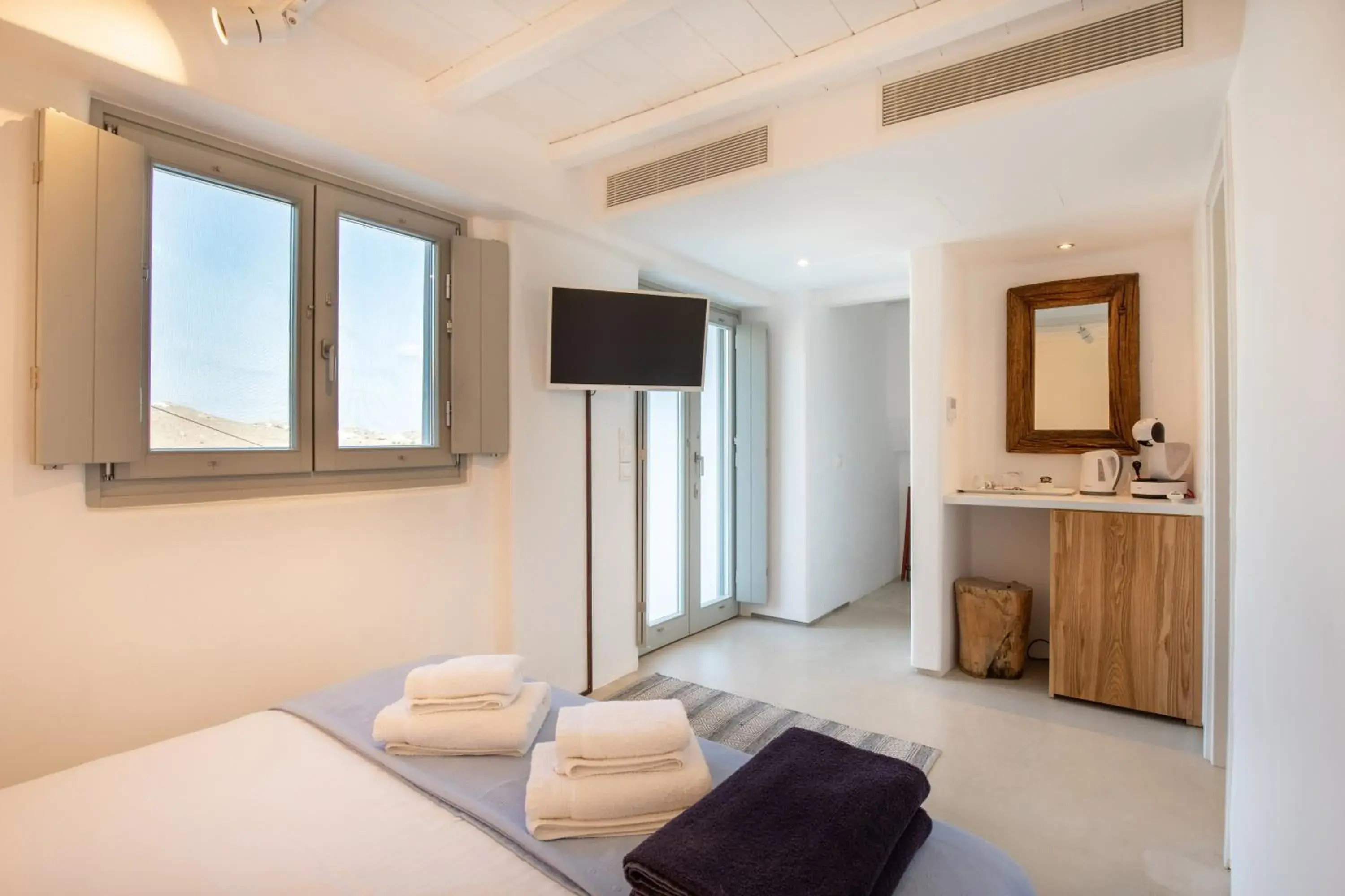 TV and multimedia, Bed in The Summit of Mykonos TV and multimedia, Bed in The Summit of Mykonos