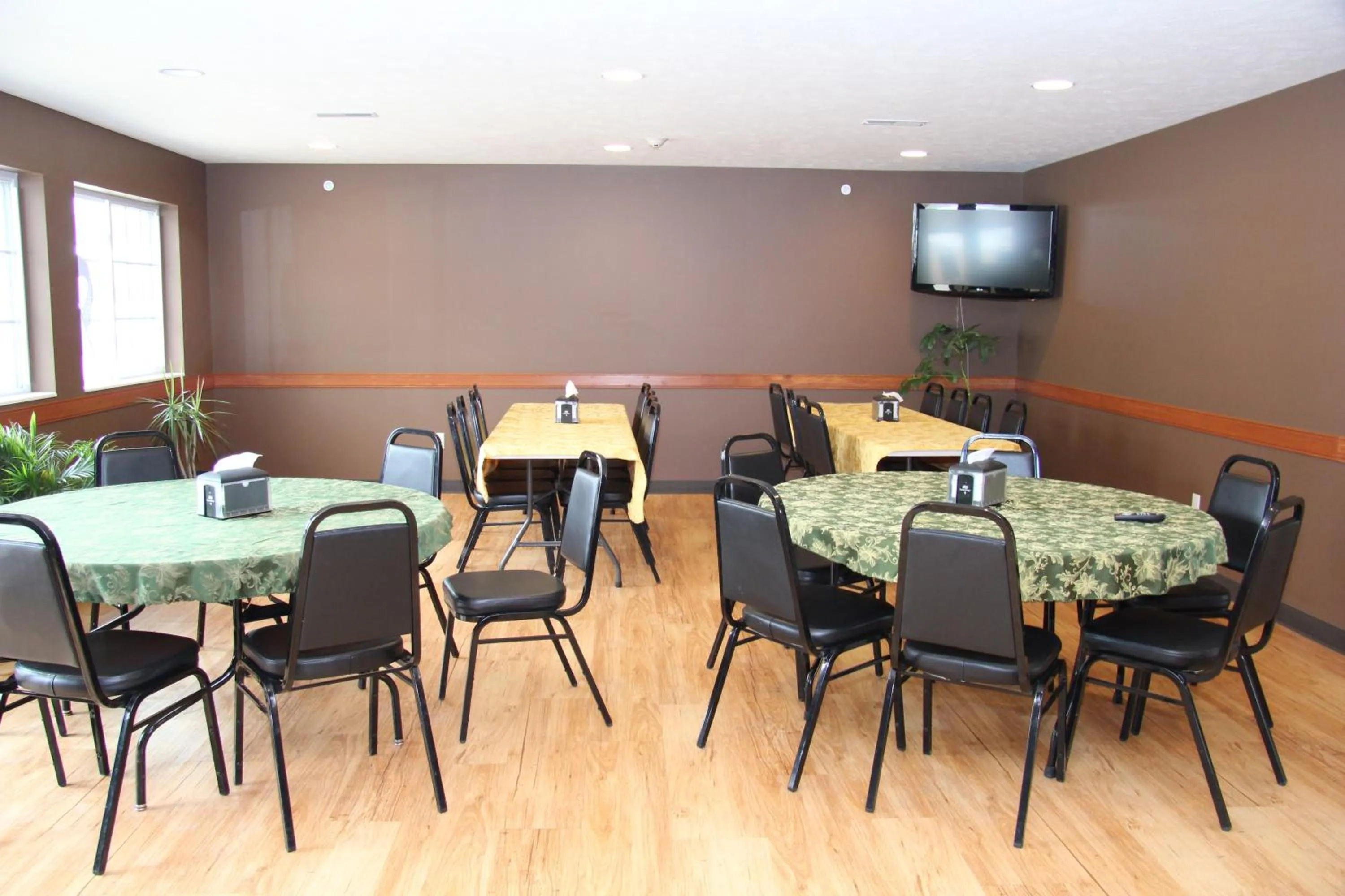 Communal lounge/ TV room in Green Acres Hotel