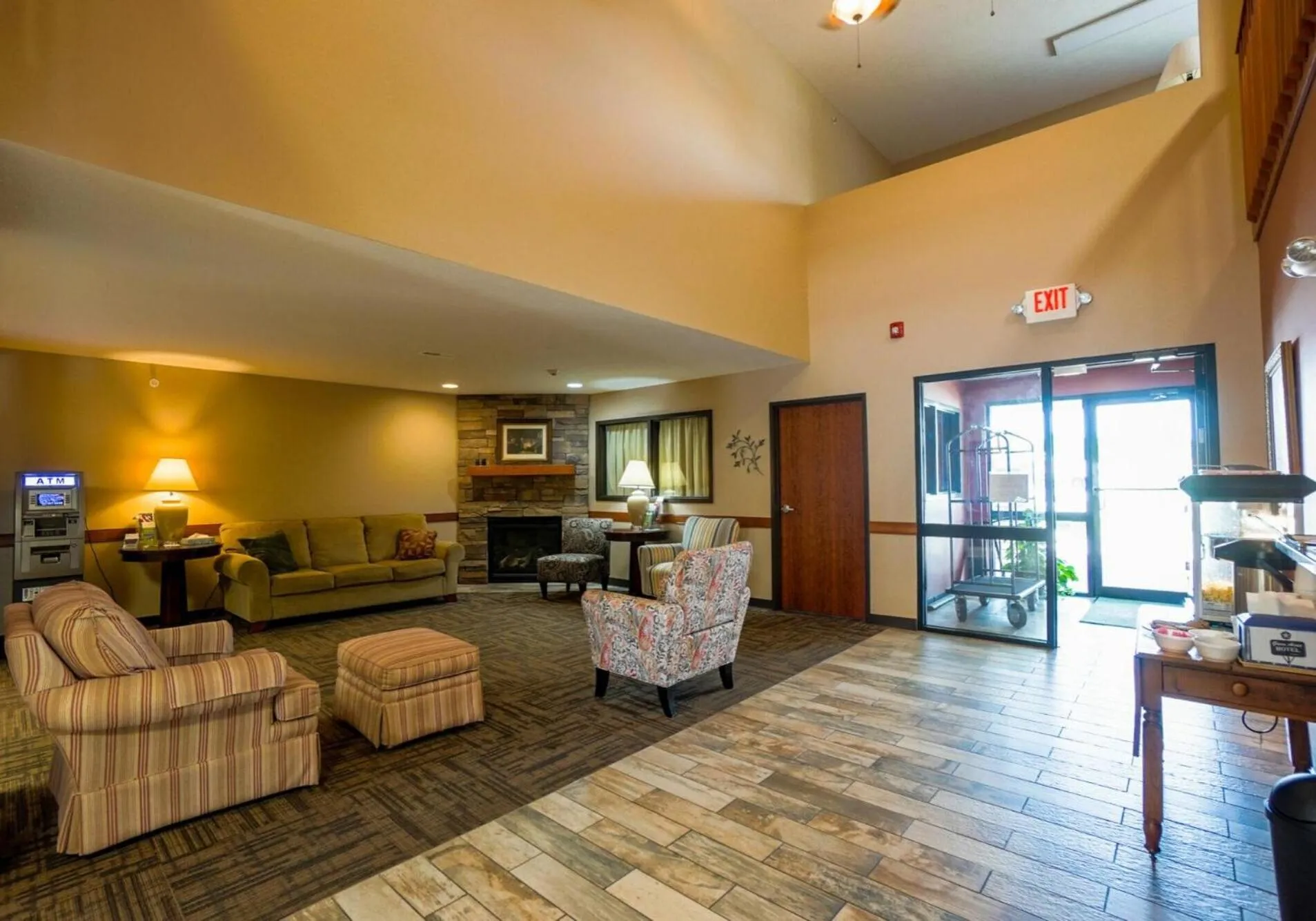 Communal lounge/ TV room in Green Acres Hotel