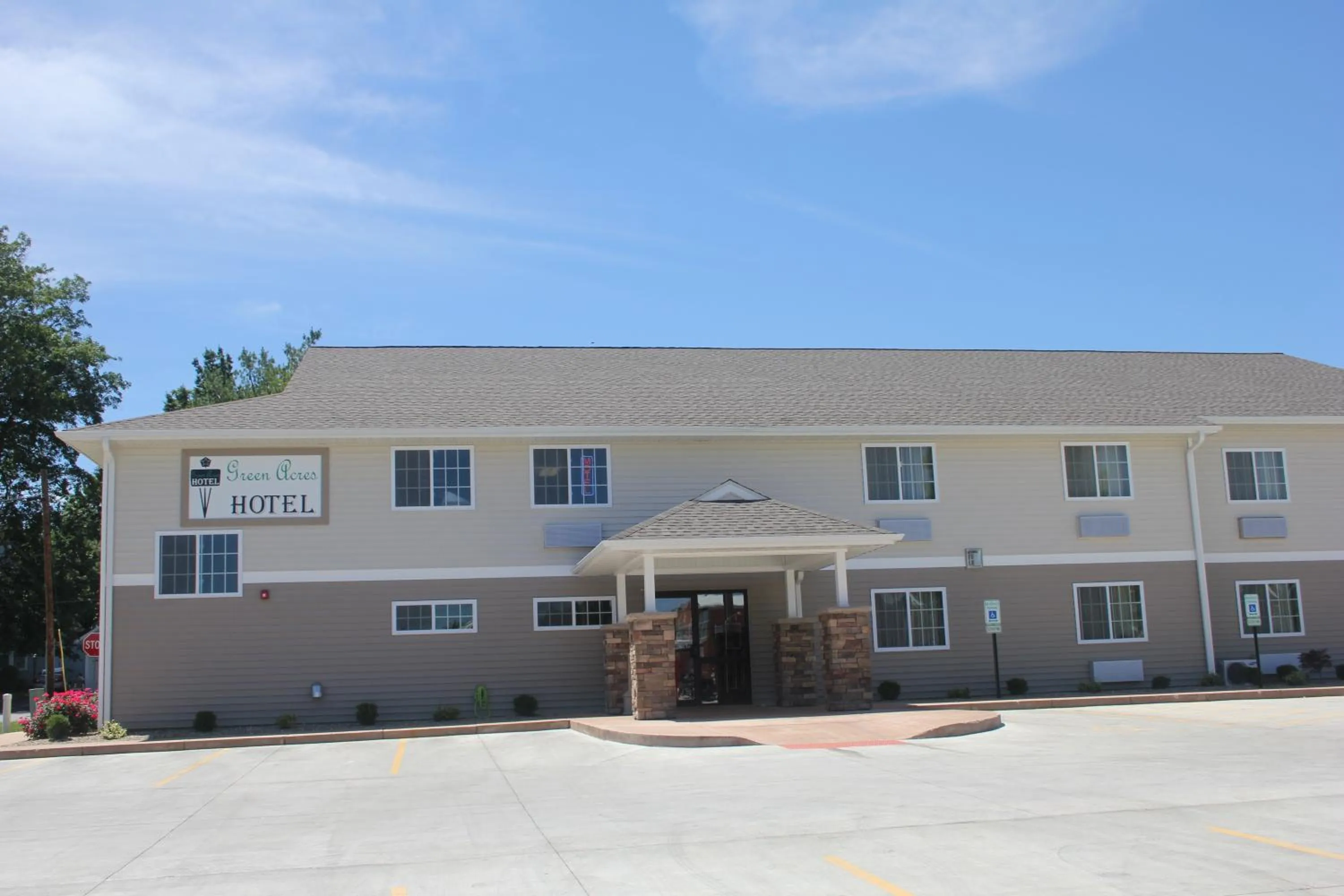 Facade/entrance in Green Acres Hotel