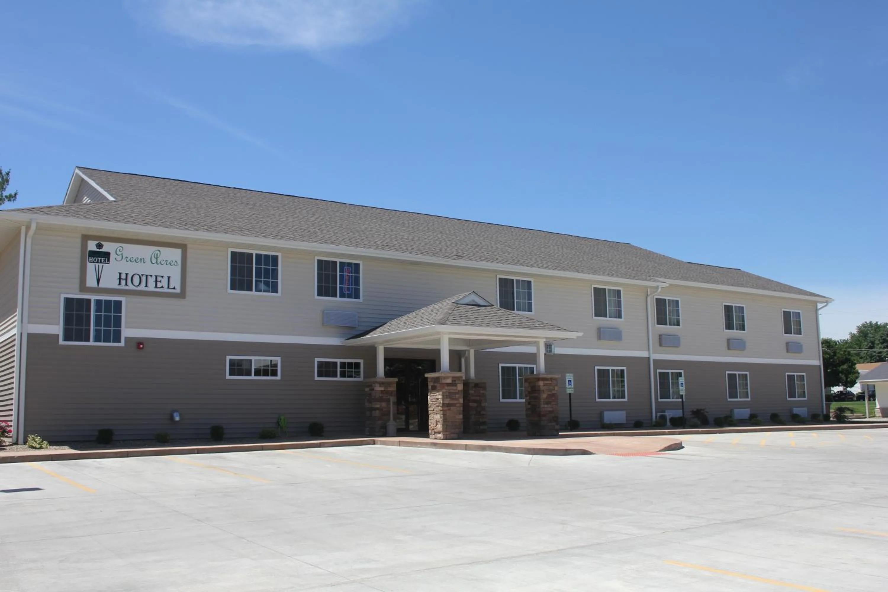 Facade/entrance in Green Acres Hotel
