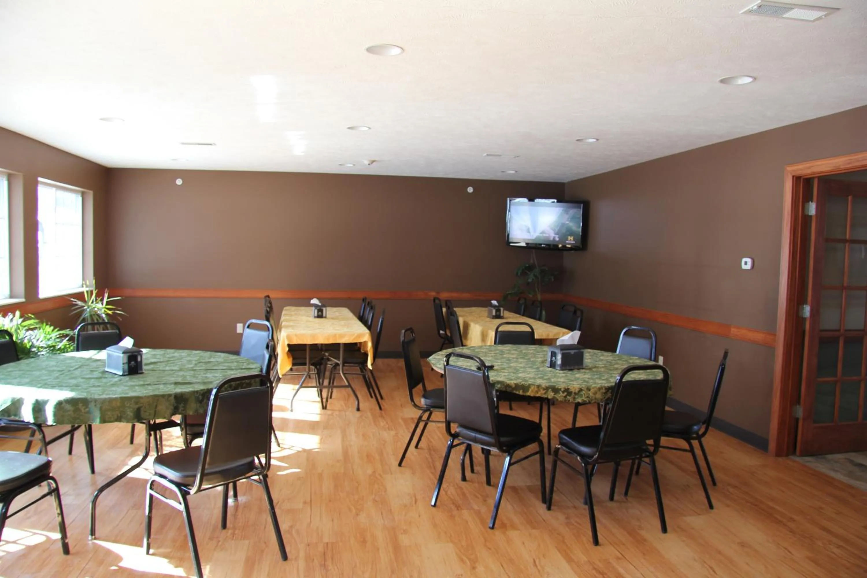 Restaurant/places to eat in Green Acres Hotel