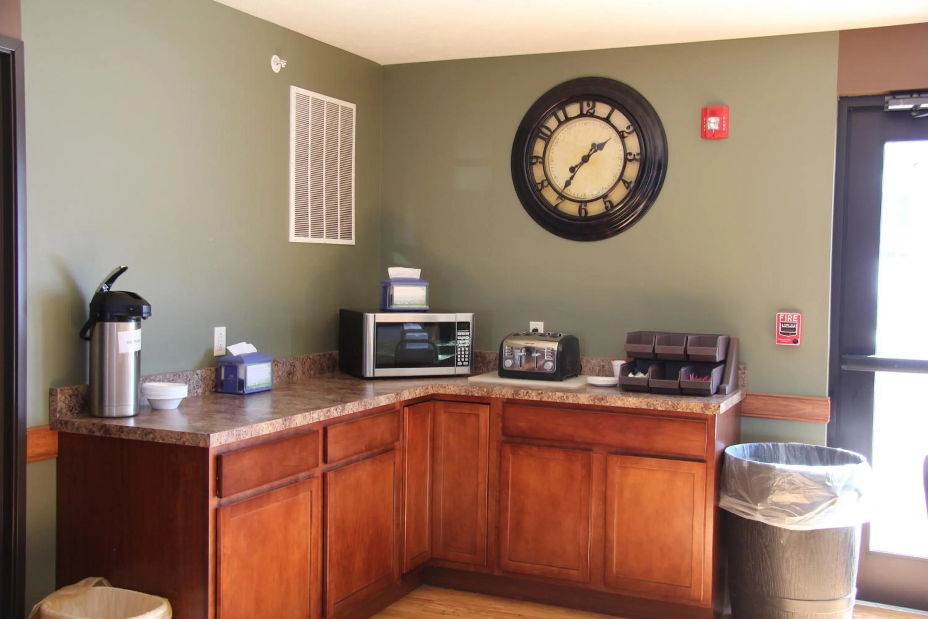 Communal lounge/ TV room in Green Acres Hotel